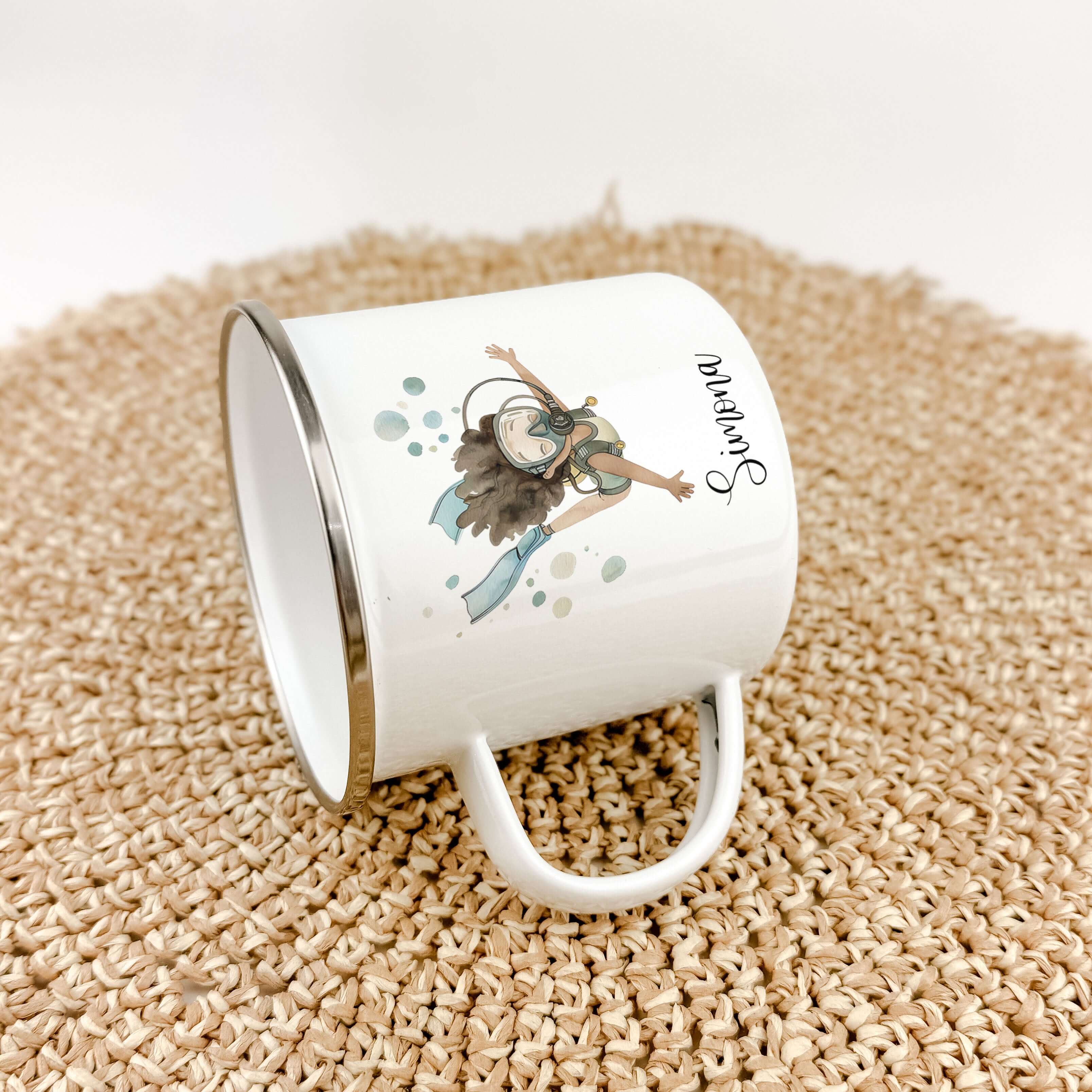 Emaille Tasse Taucherin-famprints-Emaille Tasse-Entdecke die zauberhafte Emaille Tasse Taucherin, die nicht nur ein praktisches Trinkgefäß ist, sondern auch ein Stückchen Freude in den Alltag bringt! Stell dir vor, wie dein Kind beim Trinken aus dieser li