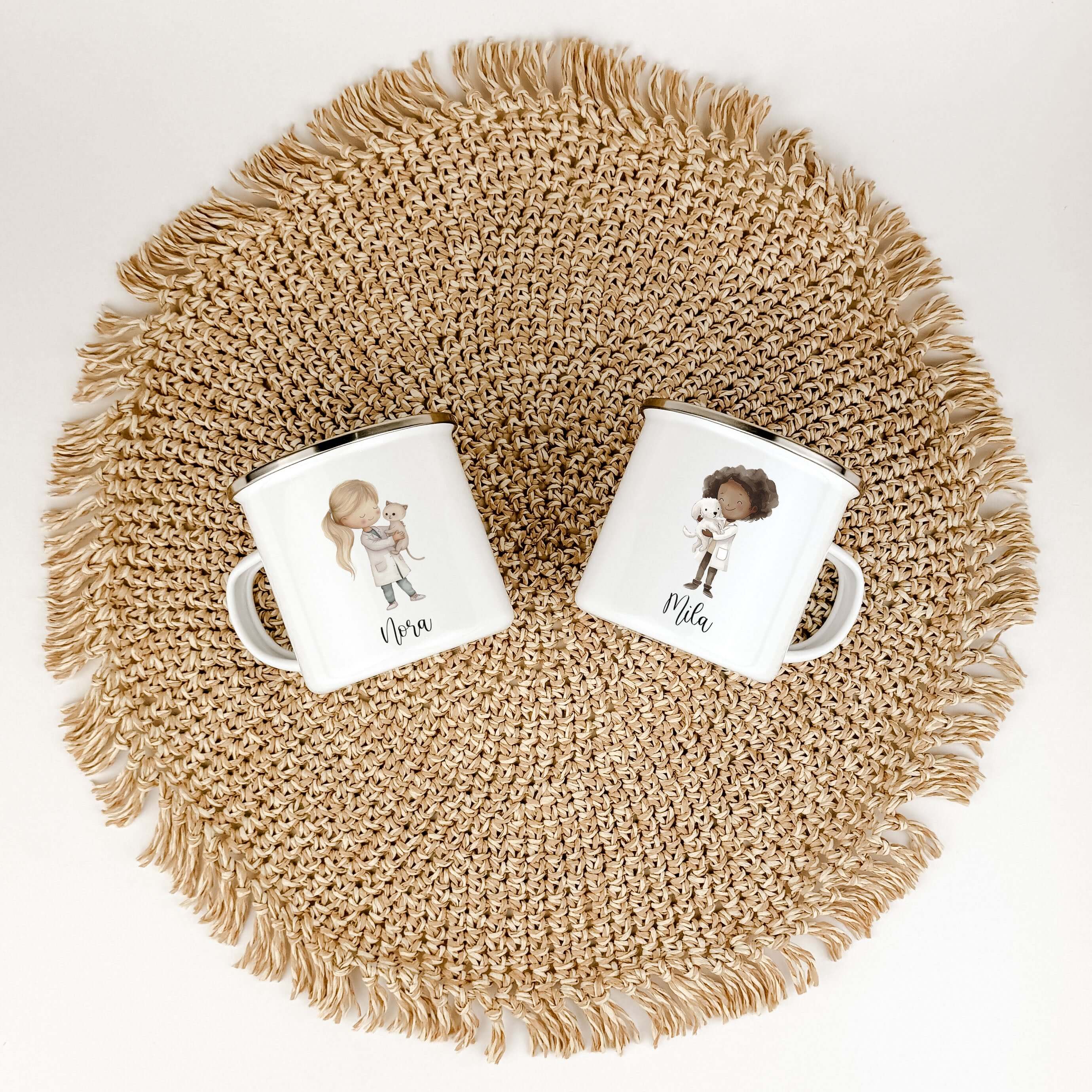 Emaille Tasse Tierärztin-famprints-Emaille Tasse-Entdecke die perfekte Emaille Tasse Tierärztin für kleine Tierärzte in spe! Diese wundervolle Emaille Tasse personalisiert mit deinem Namen sorgt nicht nur für strahlende Kinderaugen, sondern vermittelt auc