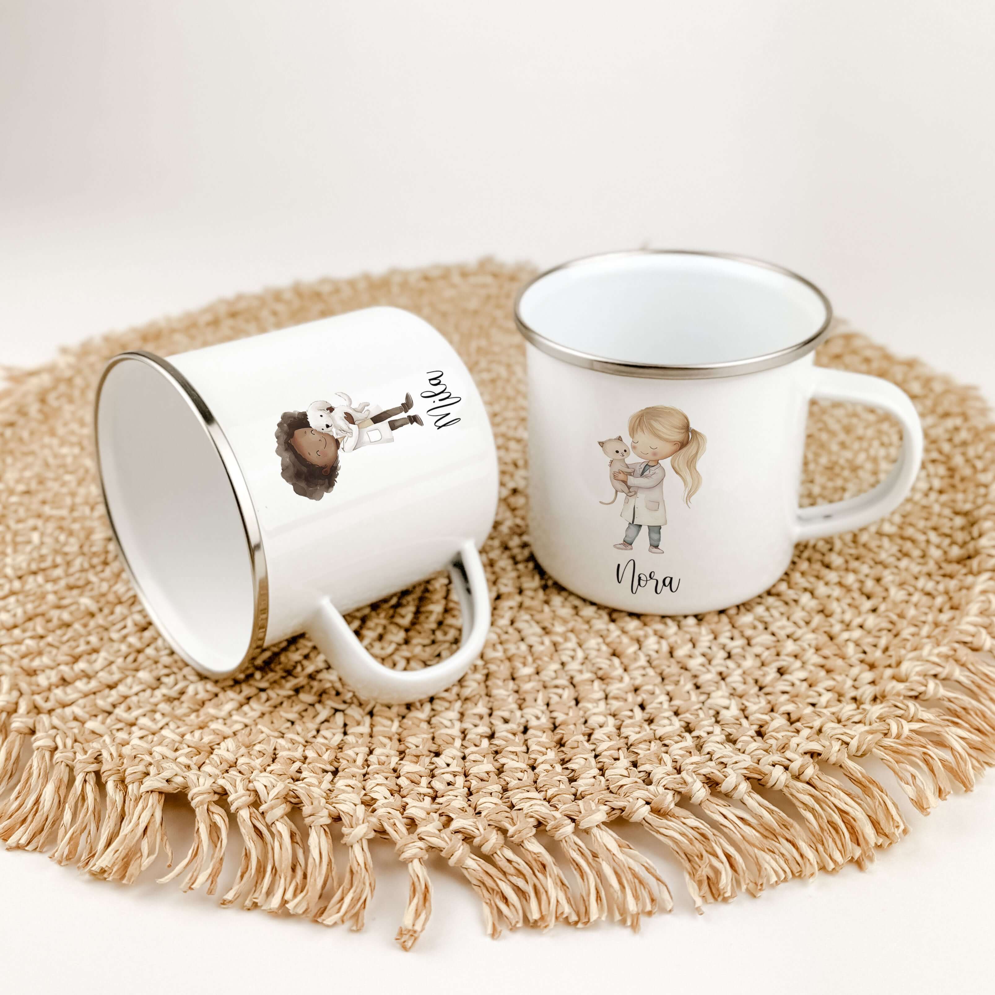 Emaille Tasse Tierärztin-famprints-Emaille Tasse-Entdecke die perfekte Emaille Tasse Tierärztin für kleine Tierärzte in spe! Diese wundervolle Emaille Tasse personalisiert mit deinem Namen sorgt nicht nur für strahlende Kinderaugen, sondern vermittelt auc
