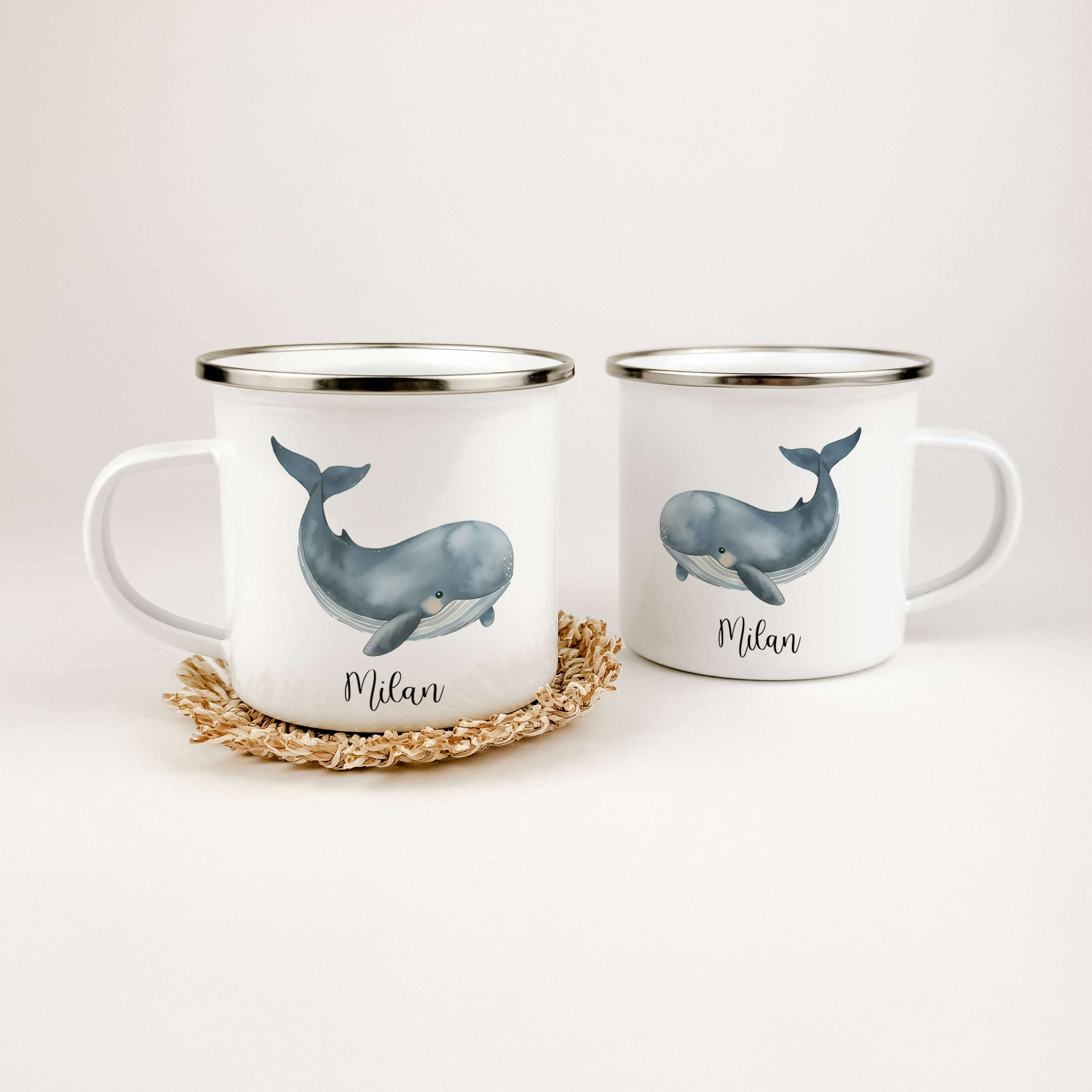 Emaille Tasse Wal-famprints-Emaille Tasse-Entdecke die bezaubernde Emaille Tasse Wal – das perfekte Geschenk für kleine Abenteurer! Diese Emaille Tasse personalisiert macht jeden Schluck zu einem Erlebnis und zaubert ein Lächeln in Kinderaugen. Mit einem