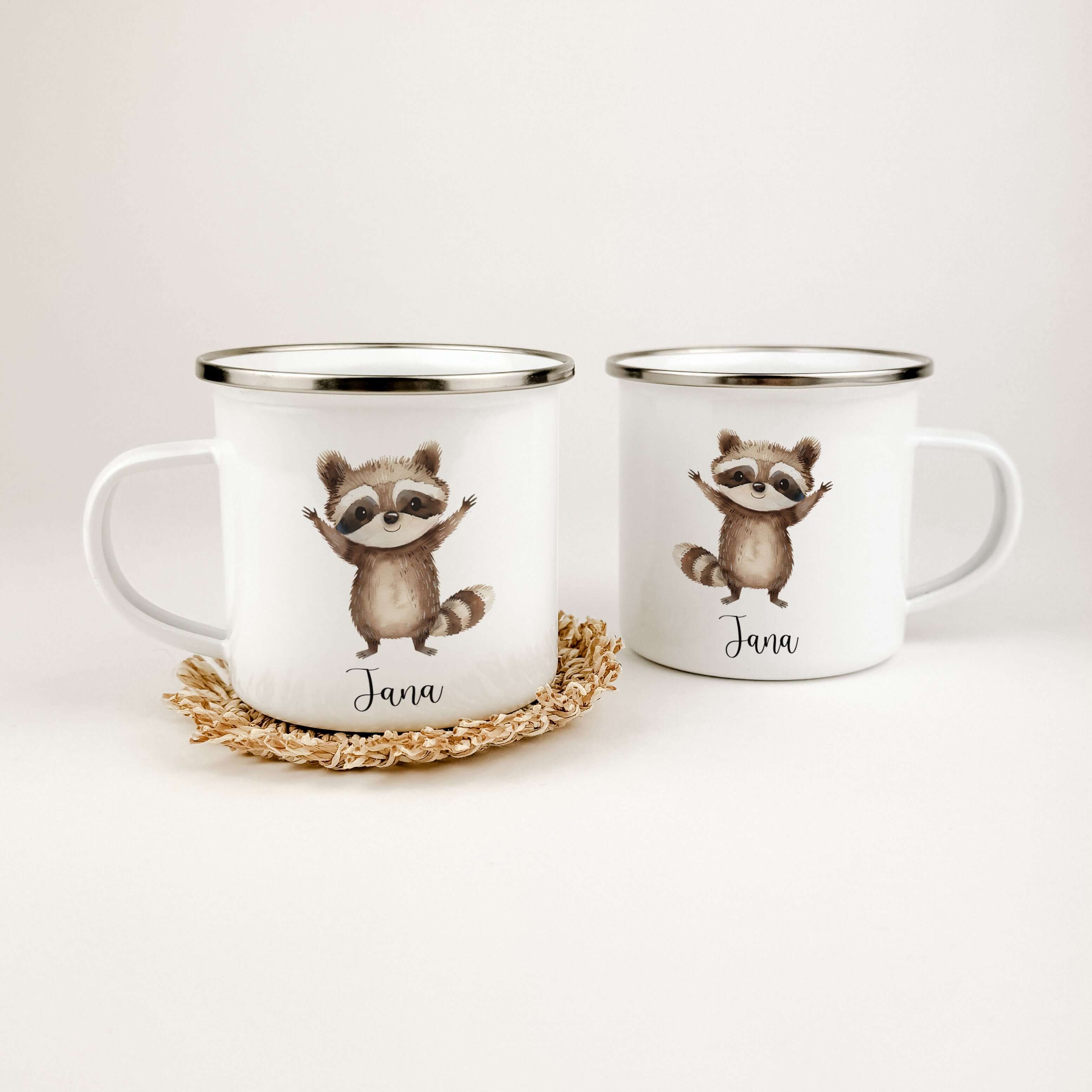 Emaille Tasse Waschbär-famprints-Emaille Tasse-Entdecke die bezaubernde Emaille Tasse Waschbär – ein echtes Highlight für jedes Kind! Diese personalisierte Emaille Tasse wird mit dem Namen deines kleinen Lieblings versehen und sorgt garantiert für strahle