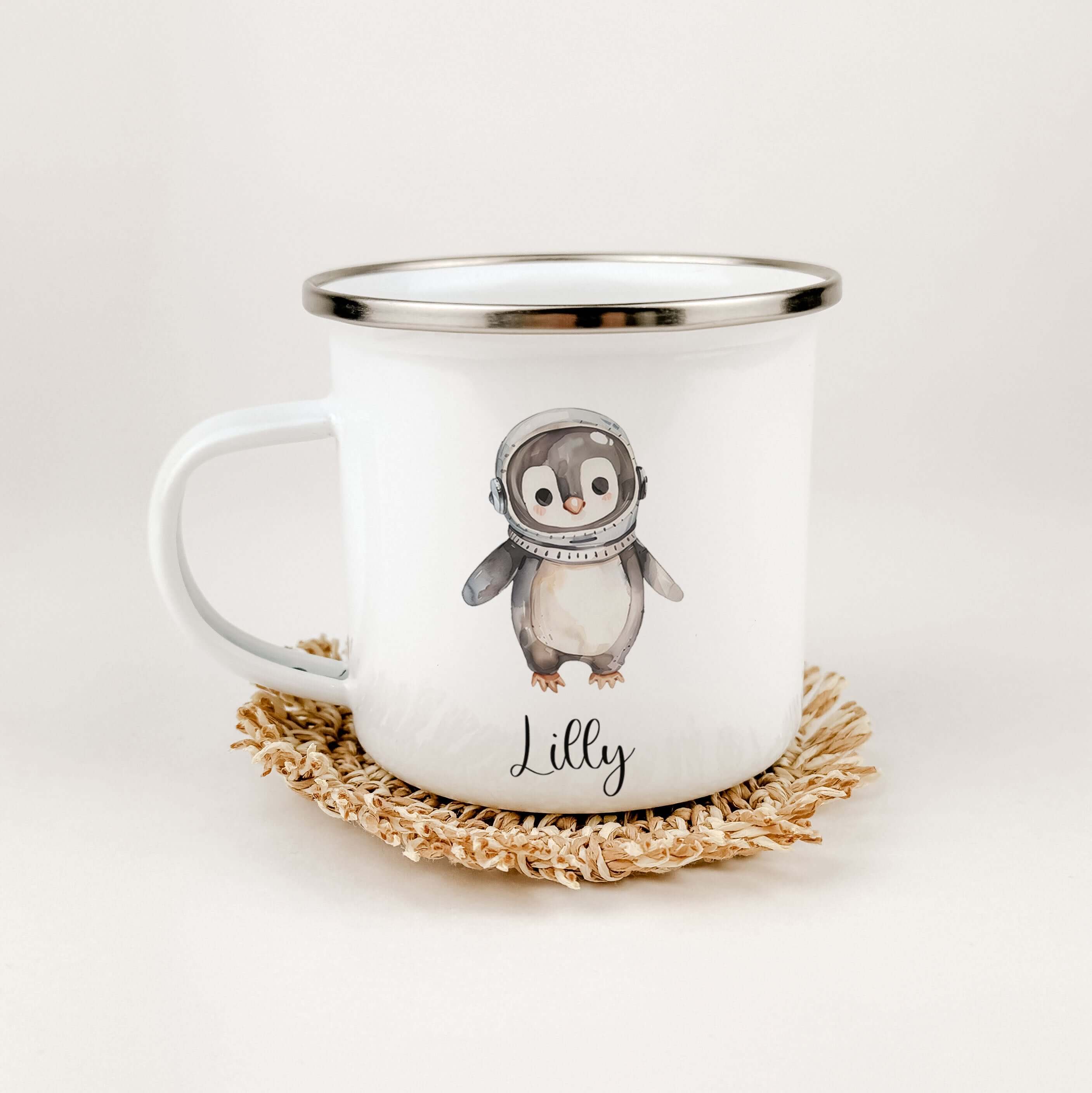 Emaille Tasse Astronaut-famprints-Emaille Tasse-Die Emaille Tasse Astronaut ist das perfekte Geschenk für Kinder zur Einschulung, Taufe, Ostern und viele weitere Anlässe. Personalisiert mit dem Namen des Kindes und bedruckt mit süßen kleinen Tier Astronau