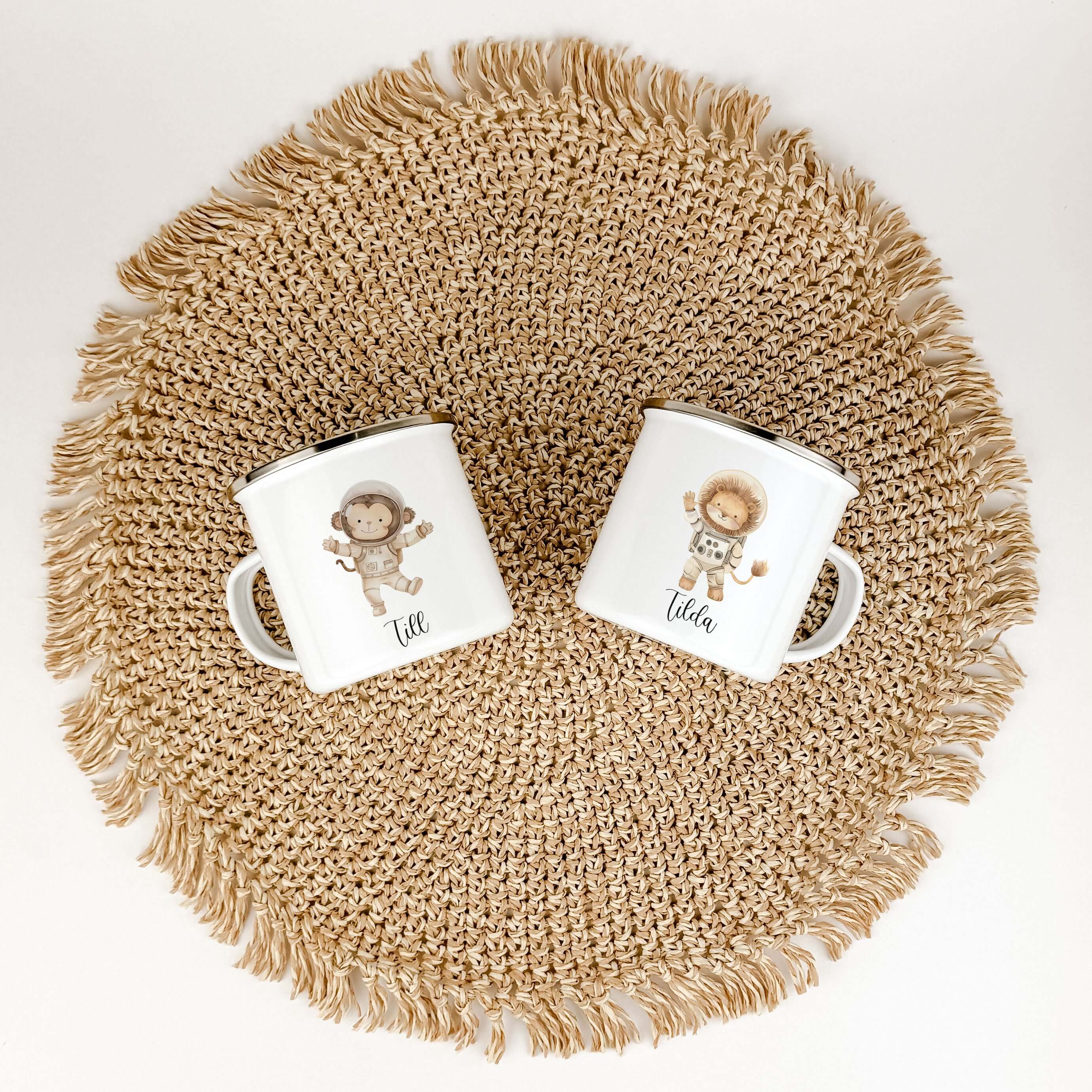 Emaille Tasse Astronaut-famprints-Emaille Tasse-Die Emaille Tasse Astronaut ist das perfekte Geschenk für Kinder zur Einschulung, Taufe, Ostern und viele weitere Anlässe. Personalisiert mit dem Namen des Kindes und bedruckt mit süßen kleinen Tier Astronau