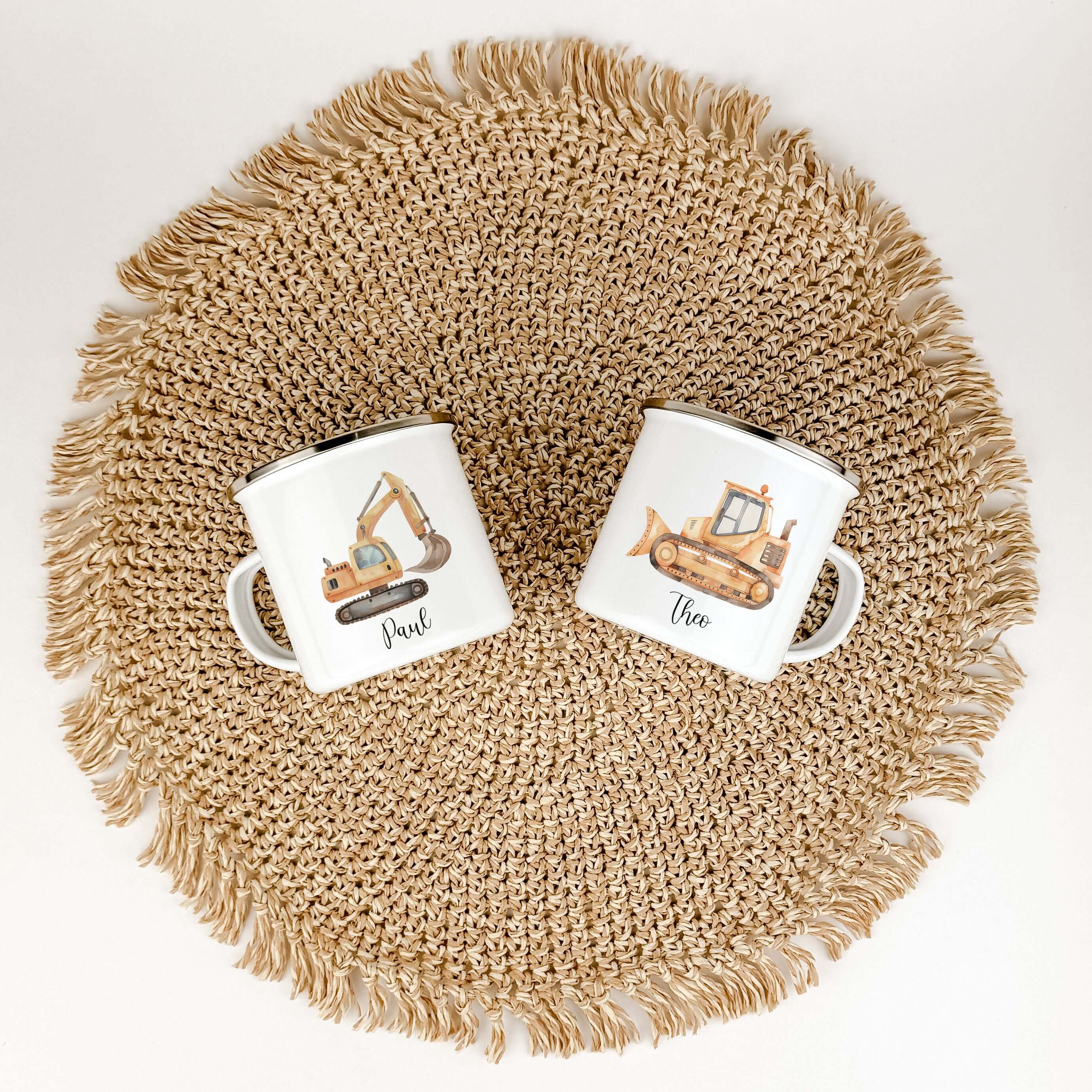 Emaille Tasse Bagger-famprints-Emaille Tasse-Entdecke die bezaubernde Emaille Tasse Bagger – das perfekte Geschenk für kleine Baustellen-Fans! Mit ihrem einzigartigen, liebevollen Druck eines kleinen Baggers in Aquarell-Optik ist diese Tasse nicht nur pra