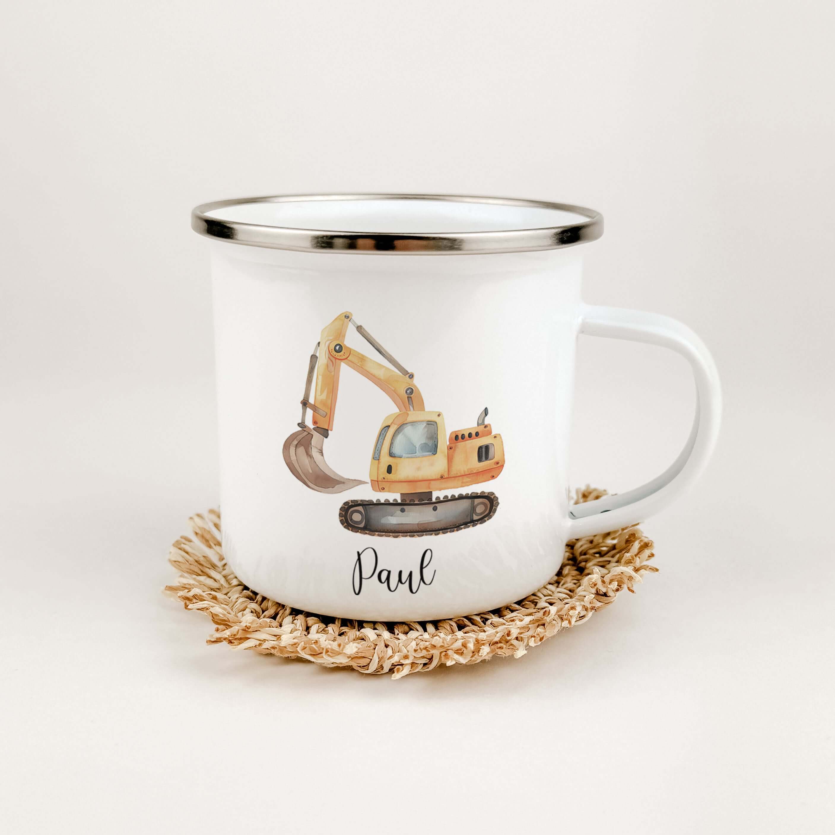 Emaille Tasse Bagger-famprints-Emaille Tasse-Entdecke die bezaubernde Emaille Tasse Bagger – das perfekte Geschenk für kleine Baustellen-Fans! Mit ihrem einzigartigen, liebevollen Druck eines kleinen Baggers in Aquarell-Optik ist diese Tasse nicht nur pra
