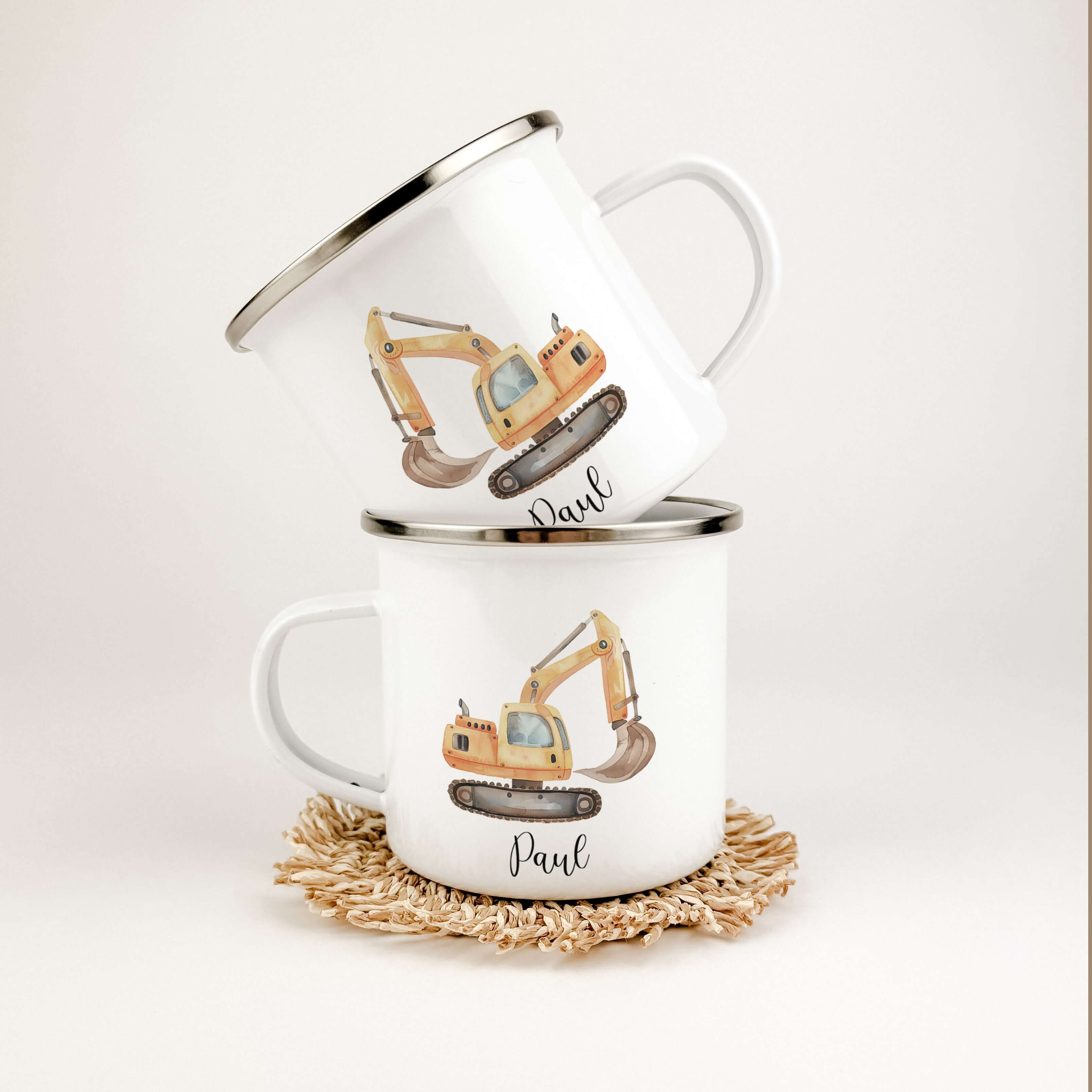 Emaille Tasse Bagger-famprints-Emaille Tasse-Entdecke die bezaubernde Emaille Tasse Bagger – das perfekte Geschenk für kleine Baustellen-Fans! Mit ihrem einzigartigen, liebevollen Druck eines kleinen Baggers in Aquarell-Optik ist diese Tasse nicht nur pra