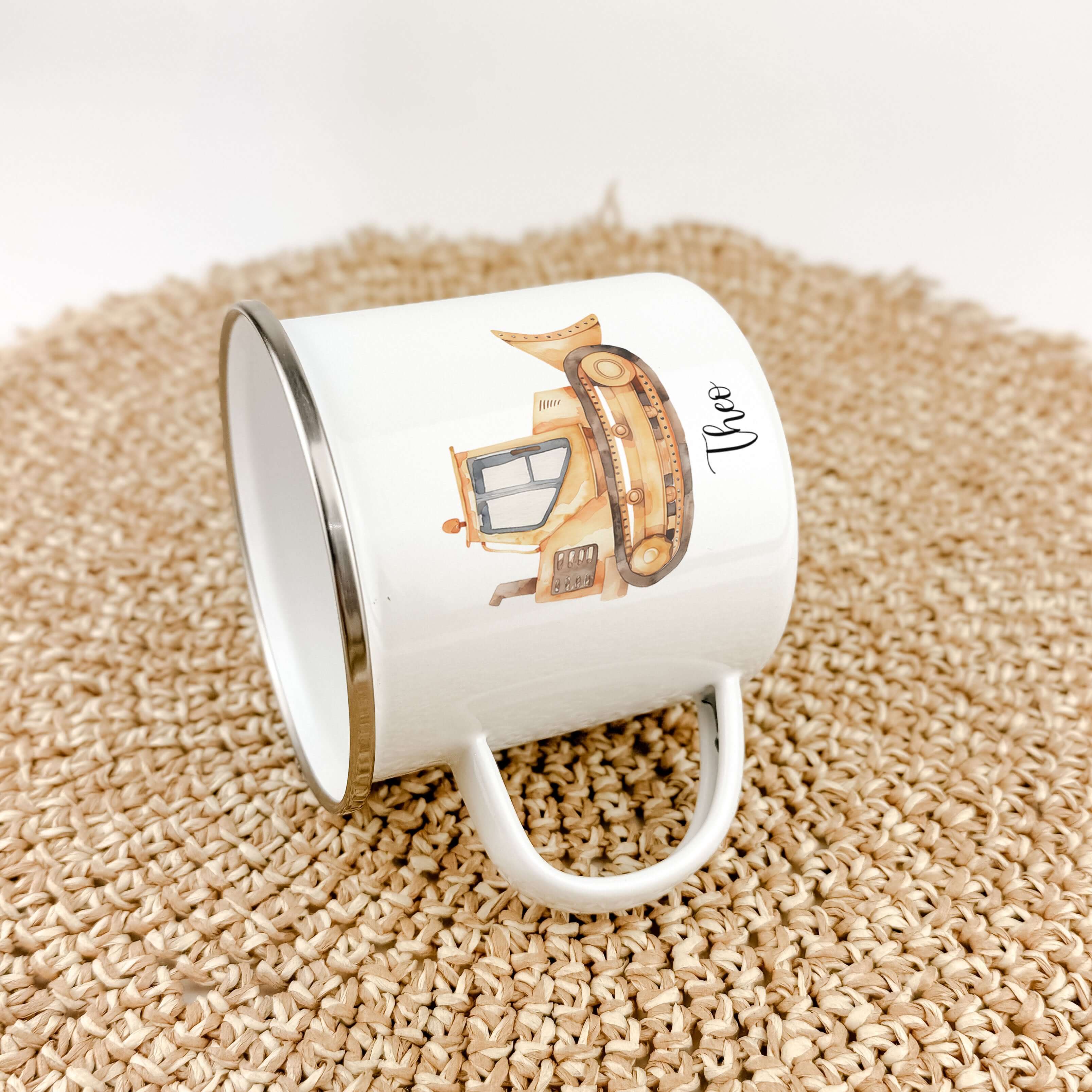 Emaille Tasse Bagger-famprints-Emaille Tasse-Entdecke die bezaubernde Emaille Tasse Bagger – das perfekte Geschenk für kleine Baustellen-Fans! Mit ihrem einzigartigen, liebevollen Druck eines kleinen Baggers in Aquarell-Optik ist diese Tasse nicht nur pra