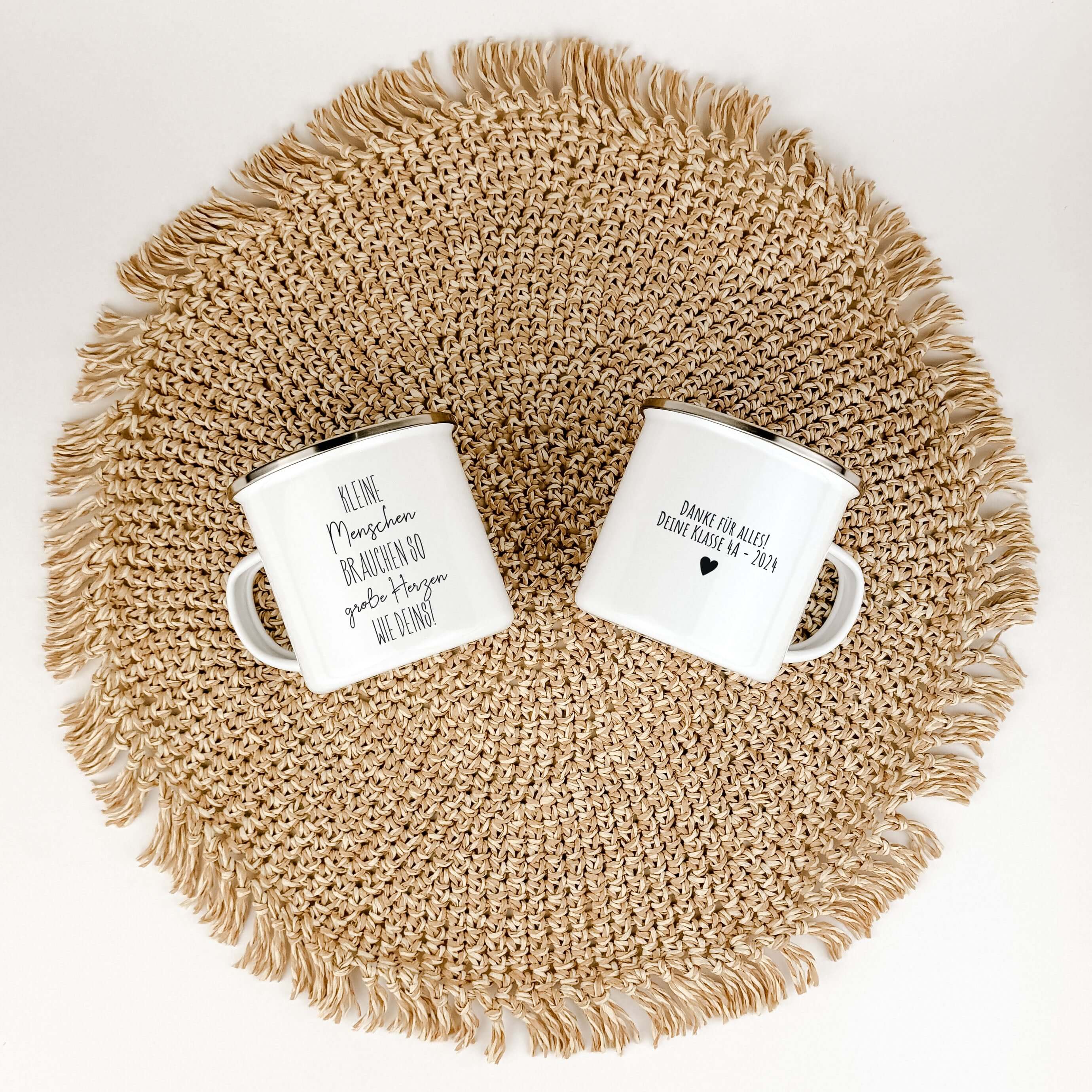 Emaille Tasse kleine Herzen-famprints-Emaille Tasse-Entdecke die Emaille Tasse kleine Herzen, die nicht nur ein praktisches Trinkgefäß ist, sondern auch eine liebevolle Geste für Erzieher oder Lehrer. Mit dem inspirierenden Spruch "Kleine Menschen brauche