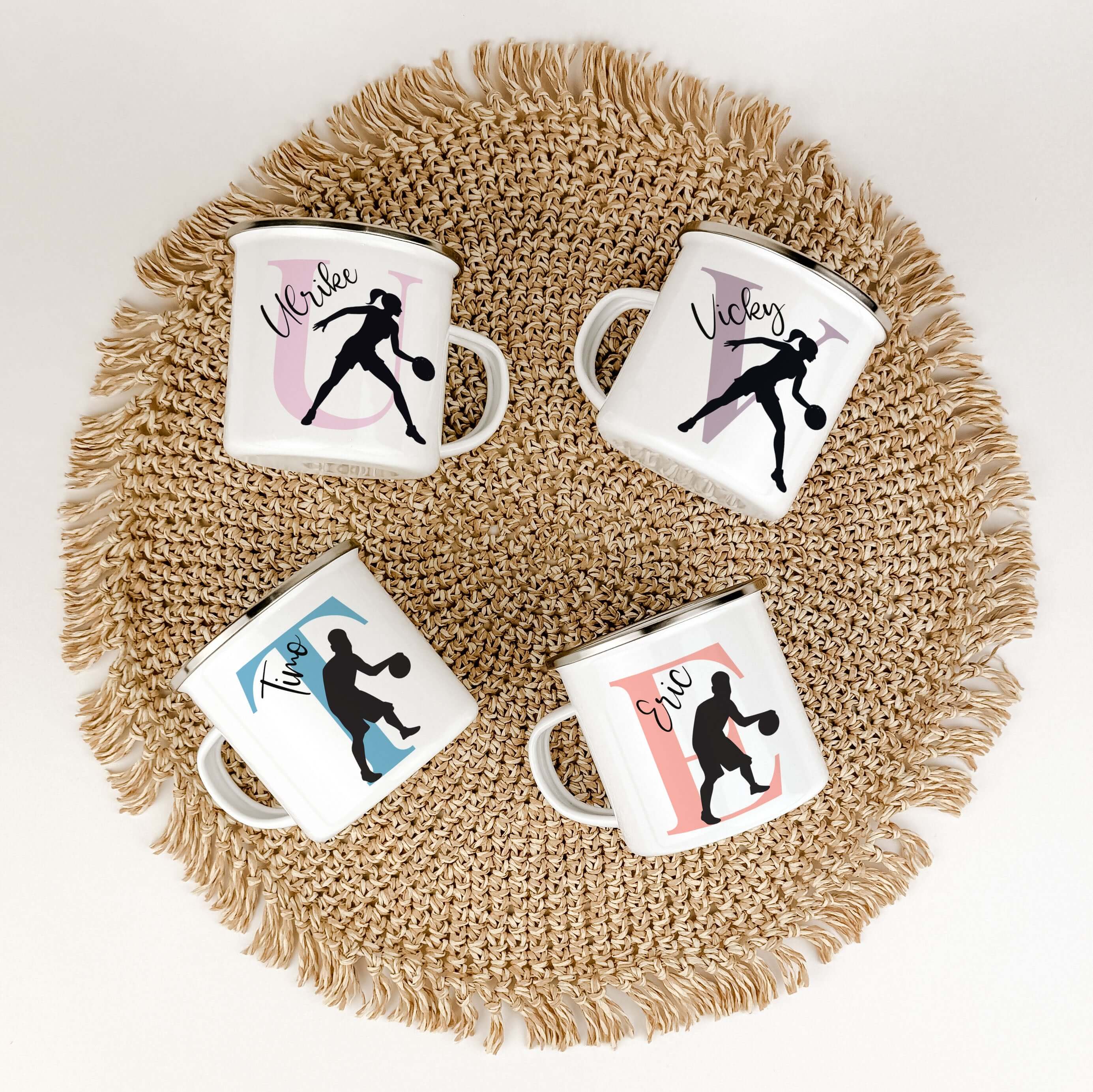 Emaille Tasse mit Namen Basketball-famprints-Emaille Tasse-Entdecke die Emaille Tasse mit Namen Basketball – das perfekte Geschenk für kleine Basketballfans! Diese personalisierte Tasse verbindet Funktionalität mit einem Hauch von Persönlichkeit, sodass d
