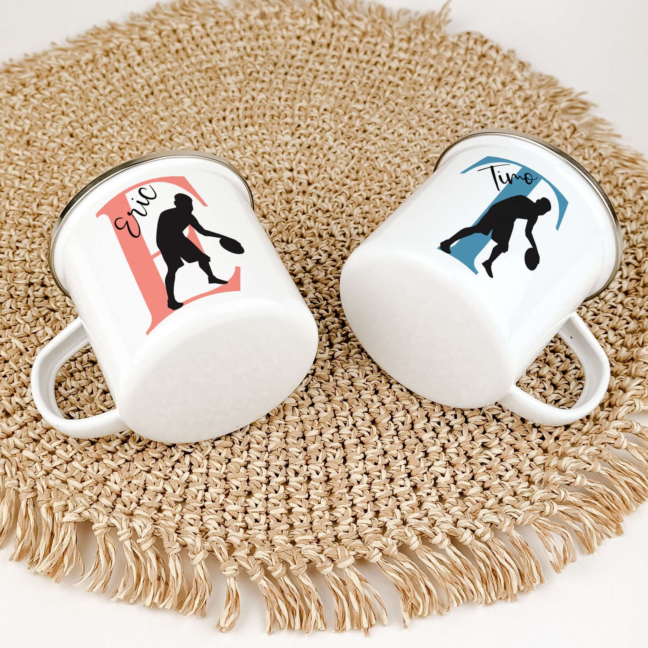 Emaille Tasse mit Namen Basketball-famprints-Emaille Tasse-Entdecke die Emaille Tasse mit Namen Basketball – das perfekte Geschenk für kleine Basketballfans! Diese personalisierte Tasse verbindet Funktionalität mit einem Hauch von Persönlichkeit, sodass d