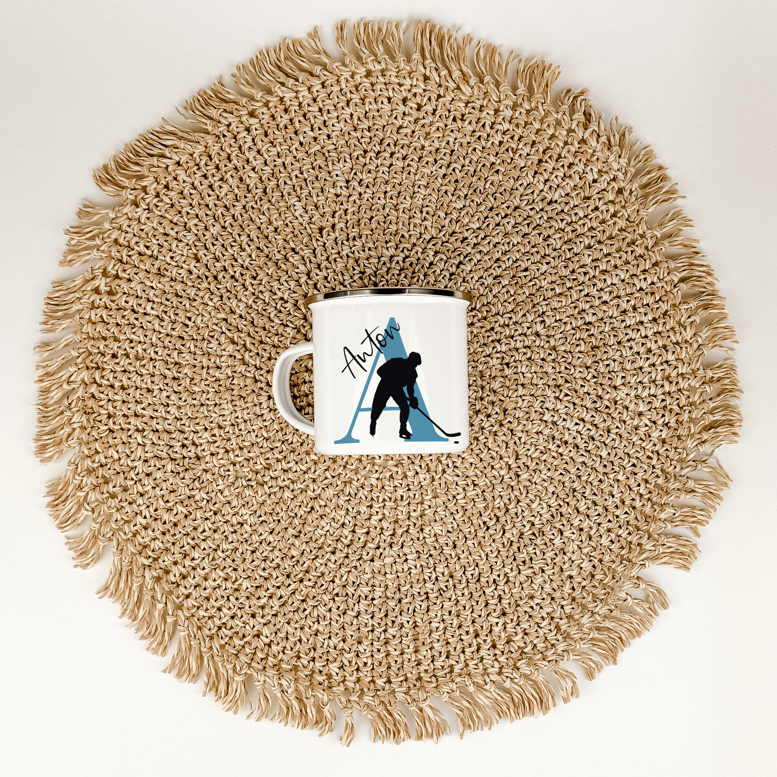 Emaille Tasse mit Namen Eishockey-famprints-Emaille Tasse-Entdecke die perfekte Emaille Tasse für Eishockey-Fans, die nicht nur funktional ist, sondern auch ein ganz persönliches Statement setzt. Mit deinem Namen und Initialen wird jede Tasse zu einem ein
