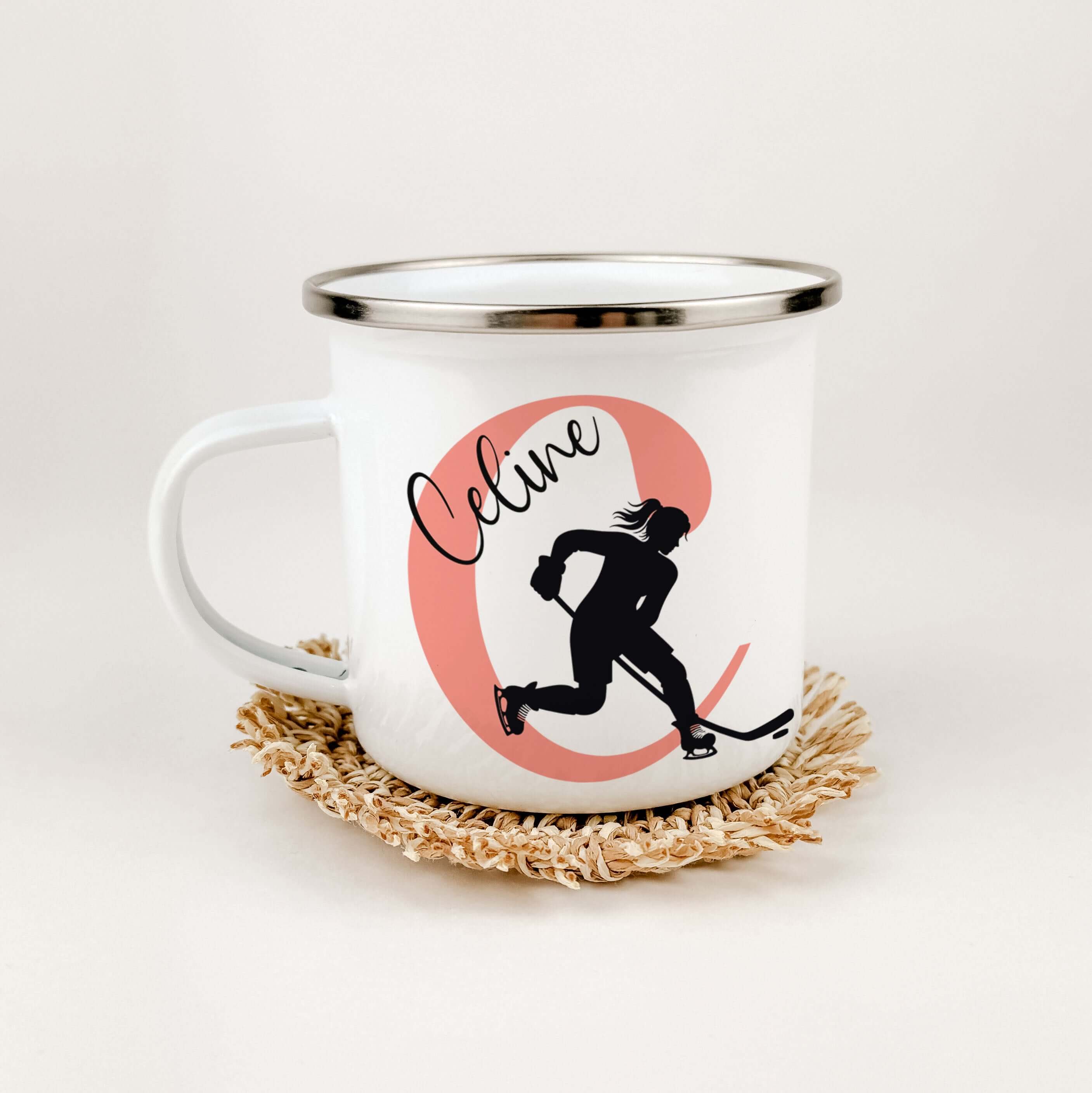 Emaille Tasse mit Namen Eishockey-famprints-Emaille Tasse-Entdecke die perfekte Emaille Tasse für Eishockey-Fans, die nicht nur funktional ist, sondern auch ein ganz persönliches Statement setzt. Mit deinem Namen und Initialen wird jede Tasse zu einem ein