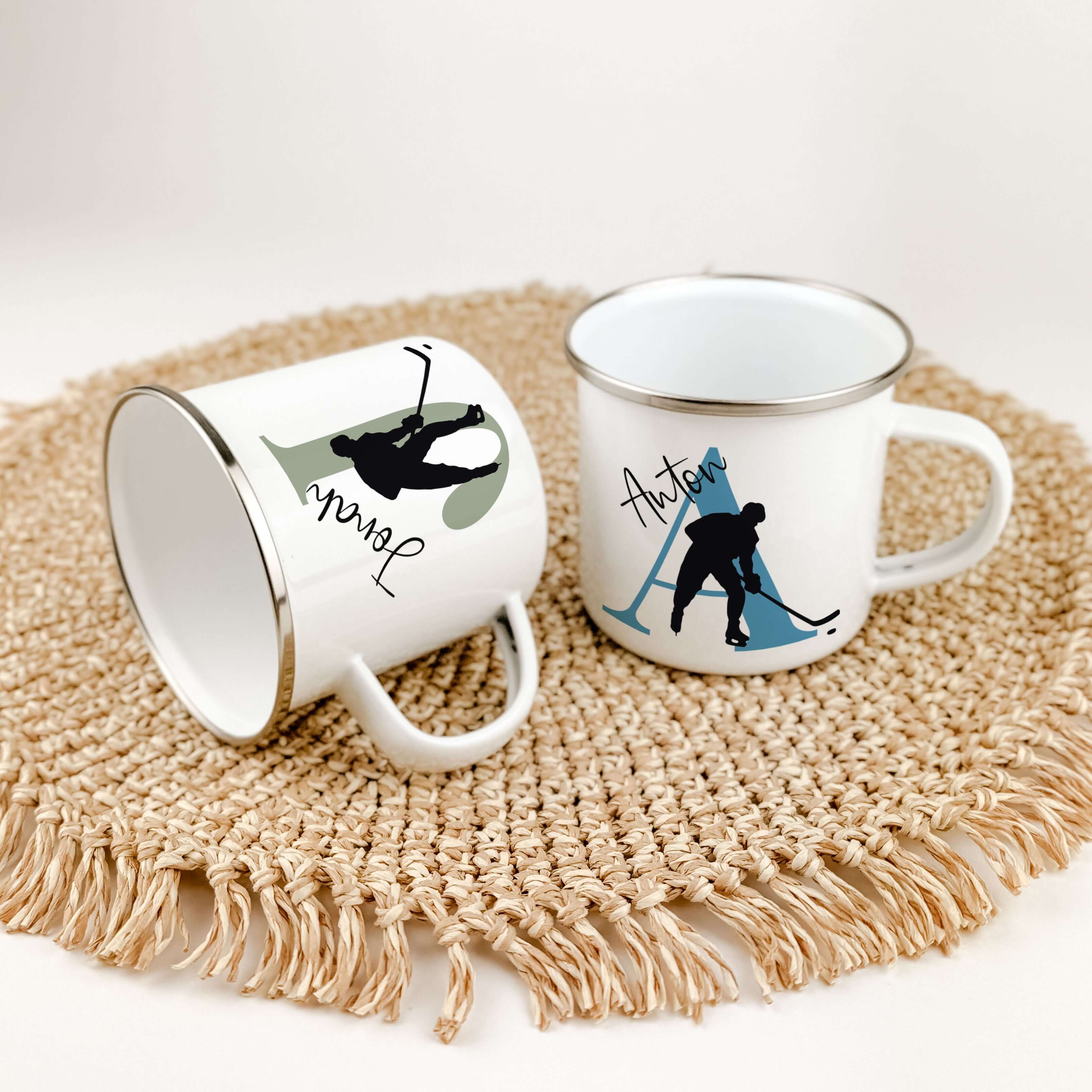 Emaille Tasse mit Namen Eishockey-famprints-Emaille Tasse-Entdecke die perfekte Emaille Tasse für Eishockey-Fans, die nicht nur funktional ist, sondern auch ein ganz persönliches Statement setzt. Mit deinem Namen und Initialen wird jede Tasse zu einem ein
