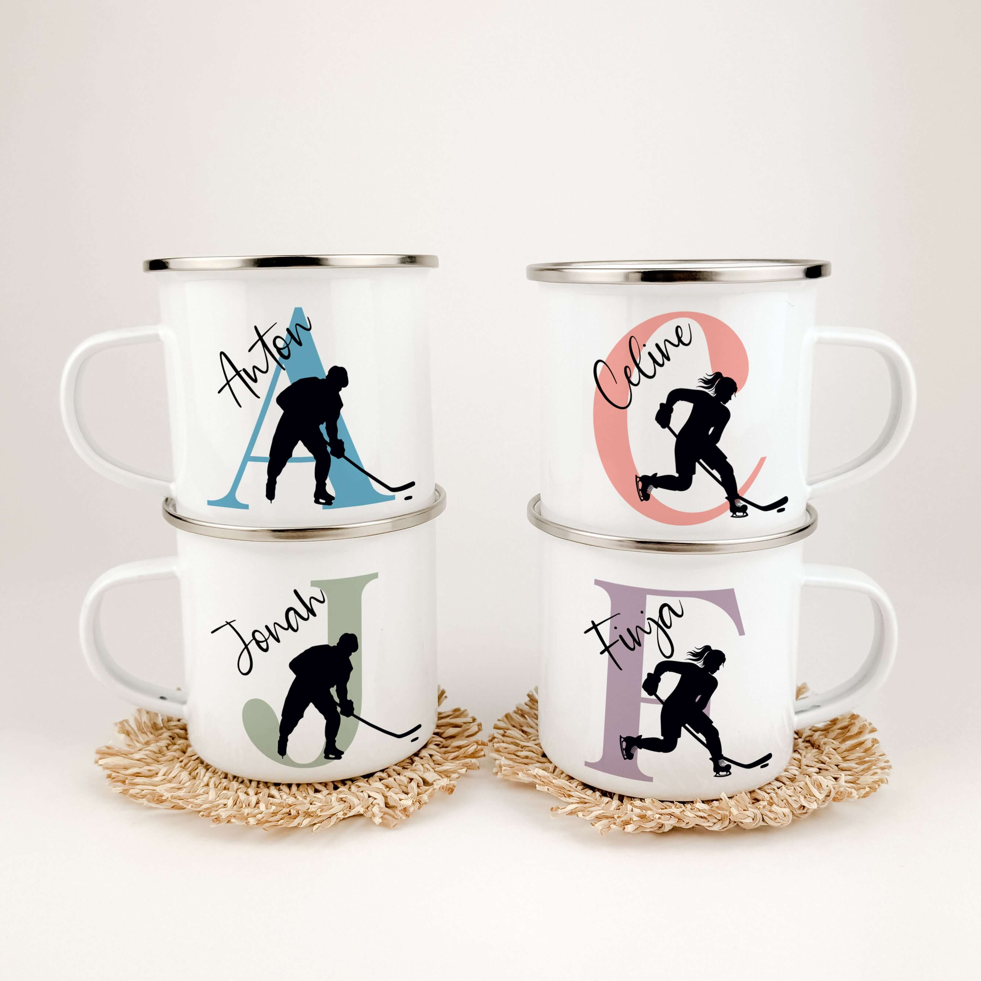 Emaille Tasse mit Namen Eishockey-famprints-Emaille Tasse-Entdecke die perfekte Emaille Tasse für Eishockey-Fans, die nicht nur funktional ist, sondern auch ein ganz persönliches Statement setzt. Mit deinem Namen und Initialen wird jede Tasse zu einem ein