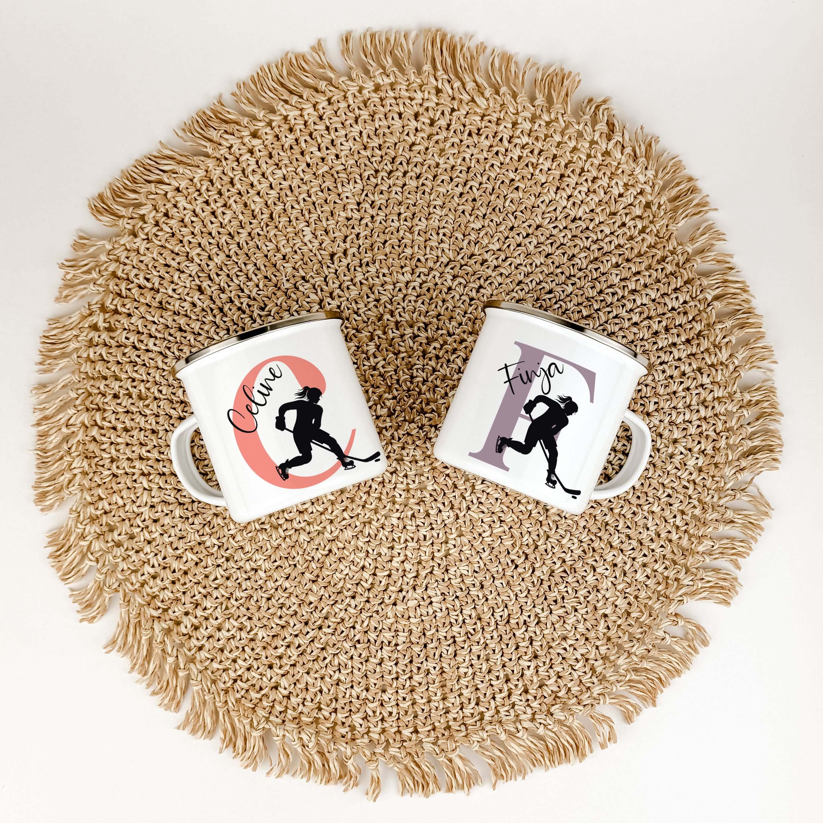 Emaille Tasse mit Namen Eishockey-famprints-Emaille Tasse-Entdecke die perfekte Emaille Tasse für Eishockey-Fans, die nicht nur funktional ist, sondern auch ein ganz persönliches Statement setzt. Mit deinem Namen und Initialen wird jede Tasse zu einem ein