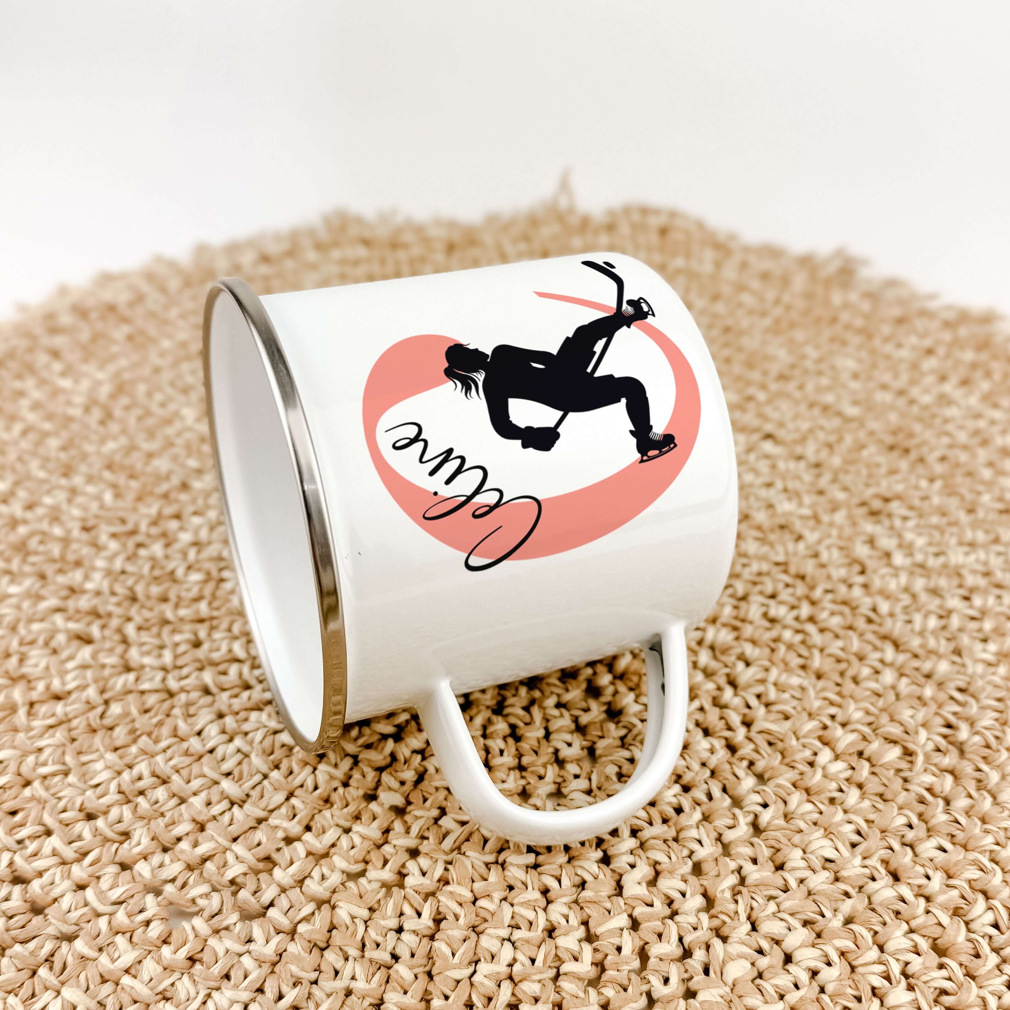 Emaille Tasse mit Namen Eishockey-famprints-Emaille Tasse-Entdecke die perfekte Emaille Tasse für Eishockey-Fans, die nicht nur funktional ist, sondern auch ein ganz persönliches Statement setzt. Mit deinem Namen und Initialen wird jede Tasse zu einem ein