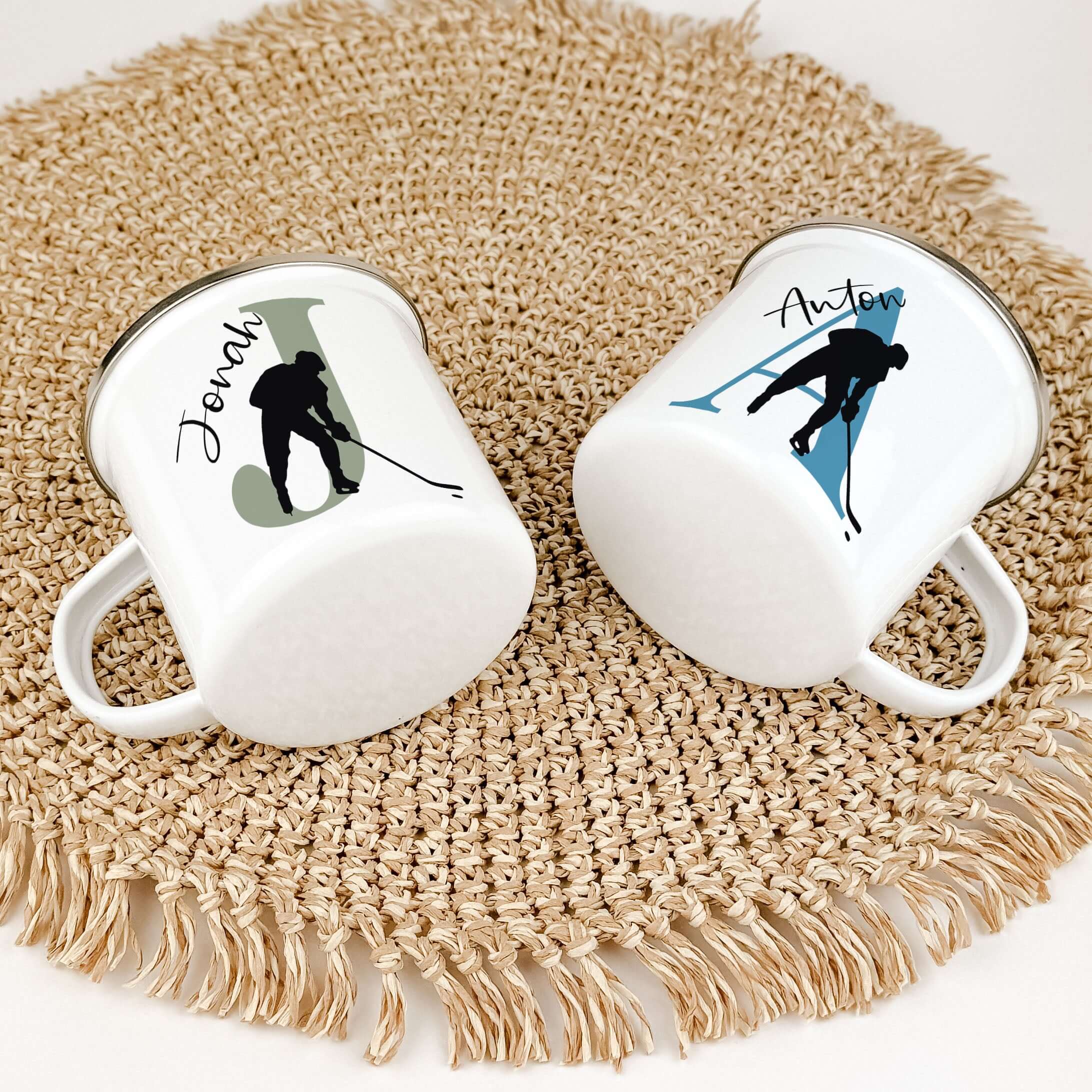 Emaille Tasse mit Namen Eishockey-famprints-Emaille Tasse-Entdecke die perfekte Emaille Tasse für Eishockey-Fans, die nicht nur funktional ist, sondern auch ein ganz persönliches Statement setzt. Mit deinem Namen und Initialen wird jede Tasse zu einem ein