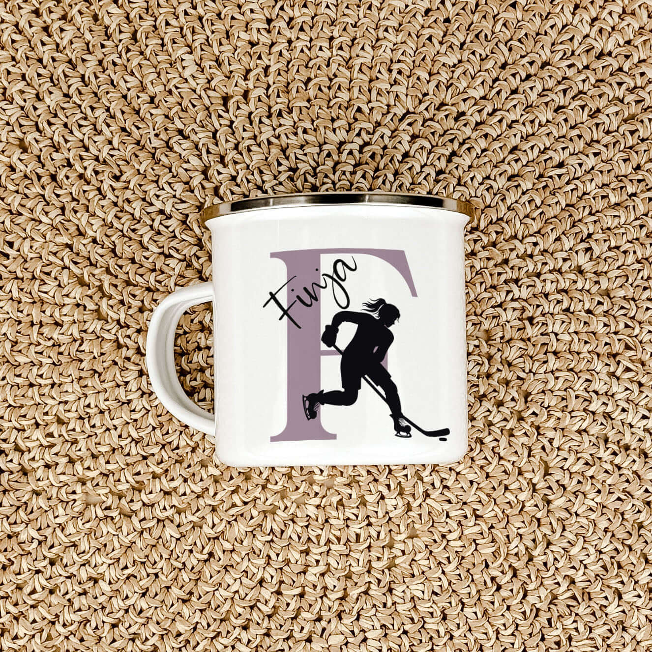 Emaille Tasse mit Namen Eishockey-famprints-Emaille Tasse-Entdecke die perfekte Emaille Tasse für Eishockey-Fans, die nicht nur funktional ist, sondern auch ein ganz persönliches Statement setzt. Mit deinem Namen und Initialen wird jede Tasse zu einem ein