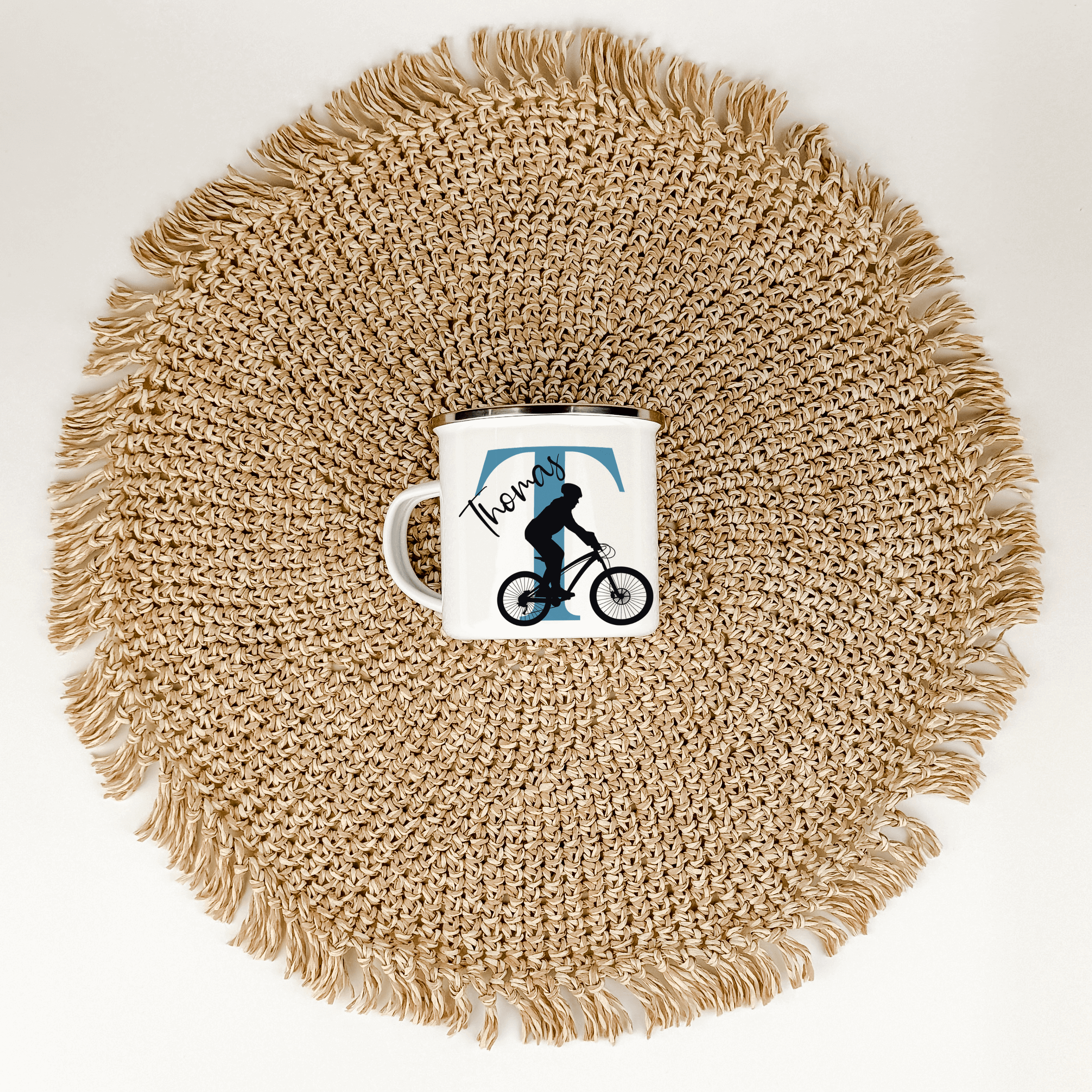 Emaille Tasse mit Namen Fahrrad-famprints-Emaille Tasse-Entdecke die Emaille Tasse mit Namen Fahrrad – dein perfekter Begleiter für jeden Tag! Mit einem Fassungsvermögen von 300 ml und einem Gewicht von nur 134 g ist sie leicht und handlich, ideal für unt
