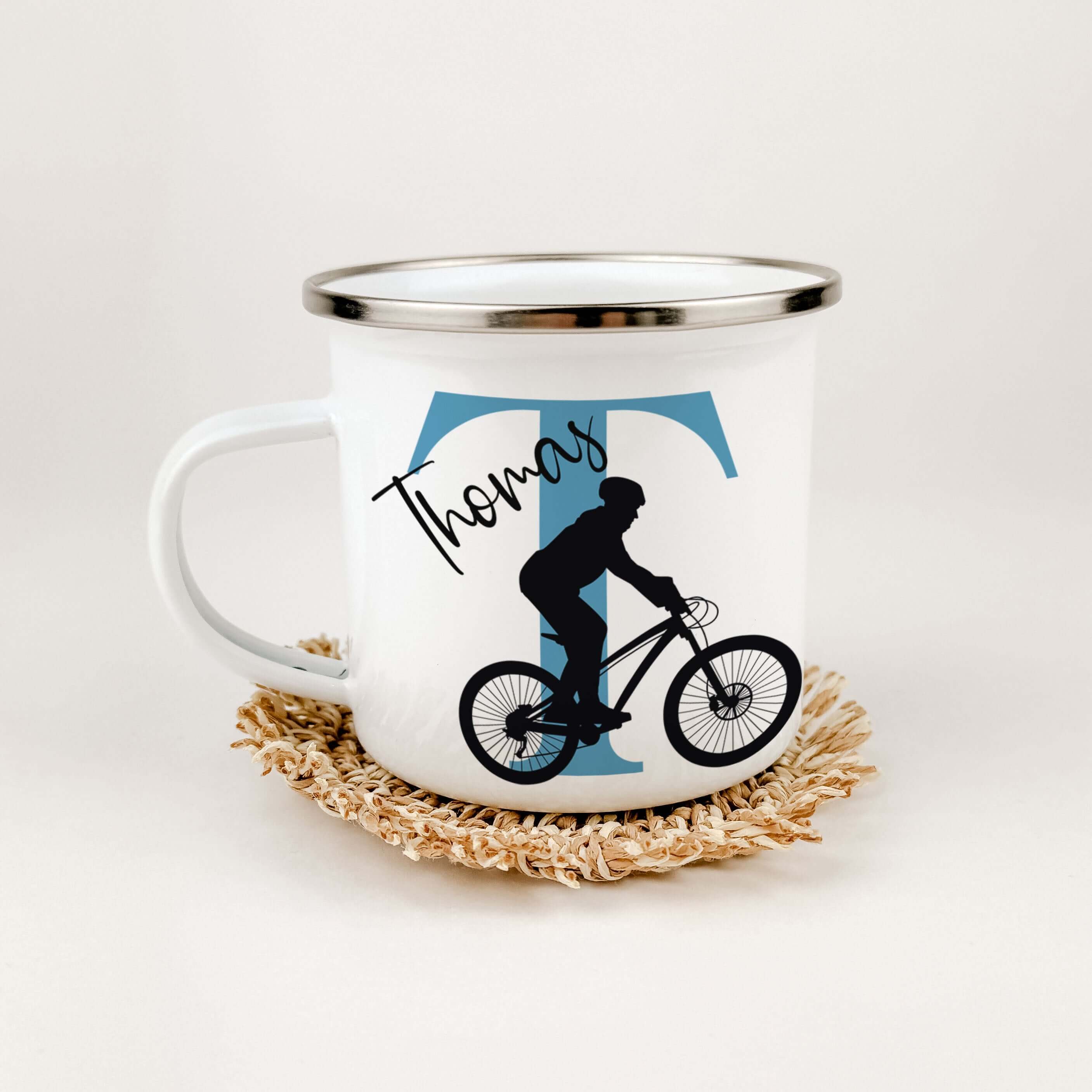 Emaille Tasse mit Namen Fahrrad-famprints-Emaille Tasse-Entdecke die Emaille Tasse mit Namen Fahrrad – dein perfekter Begleiter für jeden Tag! Mit einem Fassungsvermögen von 300 ml und einem Gewicht von nur 134 g ist sie leicht und handlich, ideal für unt