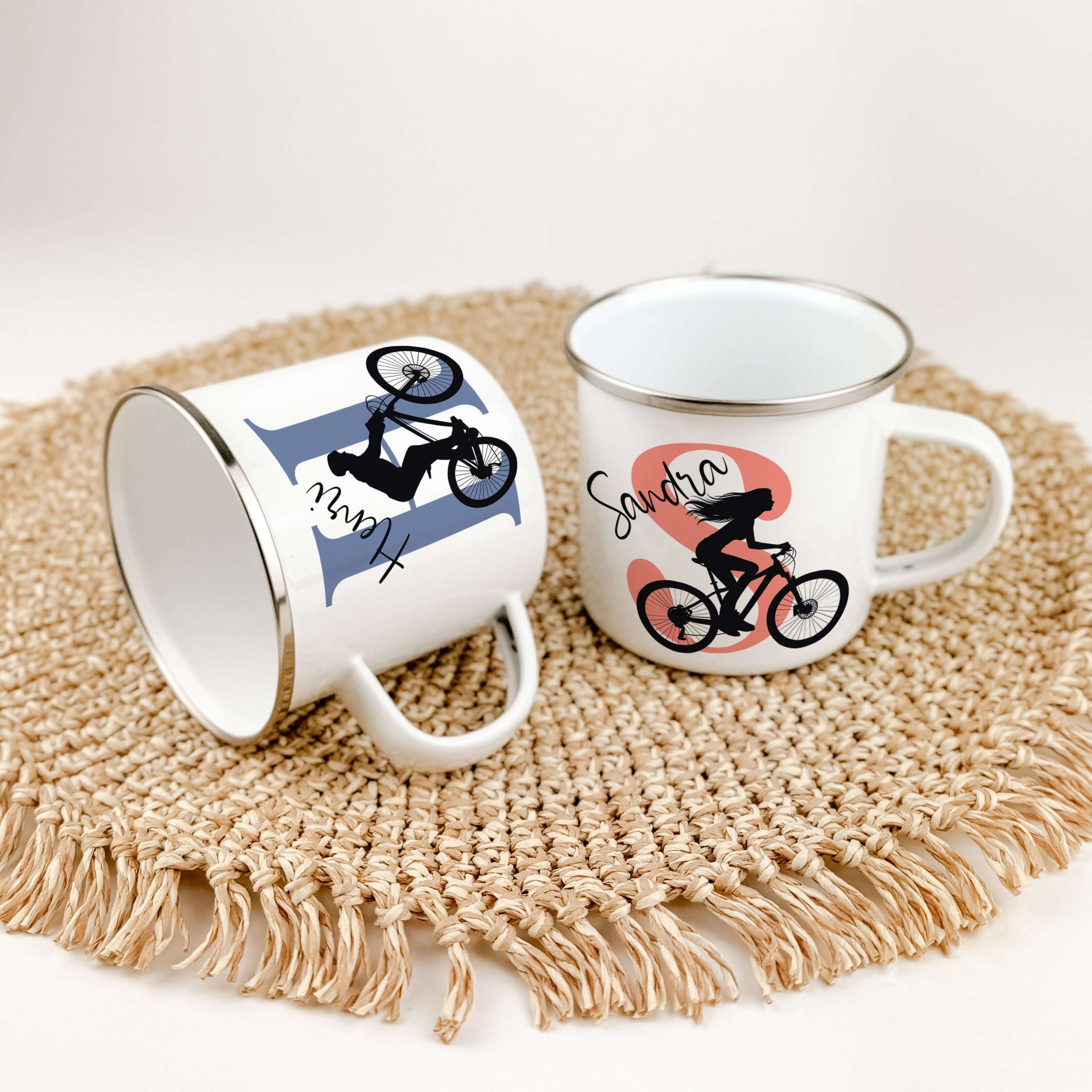 Emaille Tasse mit Namen Fahrrad-famprints-Emaille Tasse-Entdecke die Emaille Tasse mit Namen Fahrrad – dein perfekter Begleiter für jeden Tag! Mit einem Fassungsvermögen von 300 ml und einem Gewicht von nur 134 g ist sie leicht und handlich, ideal für unt