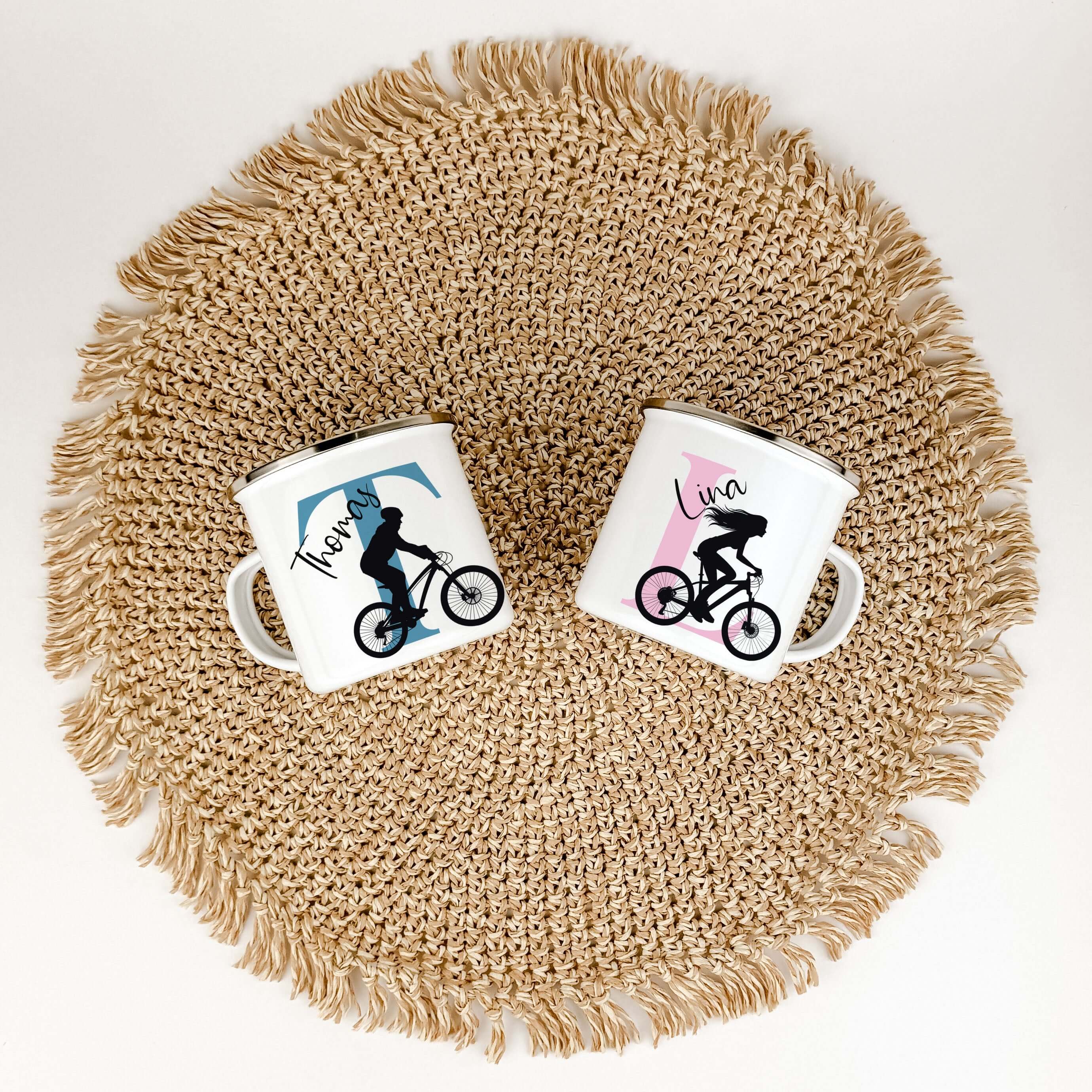 Emaille Tasse mit Namen Fahrrad-famprints-Emaille Tasse-Entdecke die Emaille Tasse mit Namen Fahrrad – dein perfekter Begleiter für jeden Tag! Mit einem Fassungsvermögen von 300 ml und einem Gewicht von nur 134 g ist sie leicht und handlich, ideal für unt
