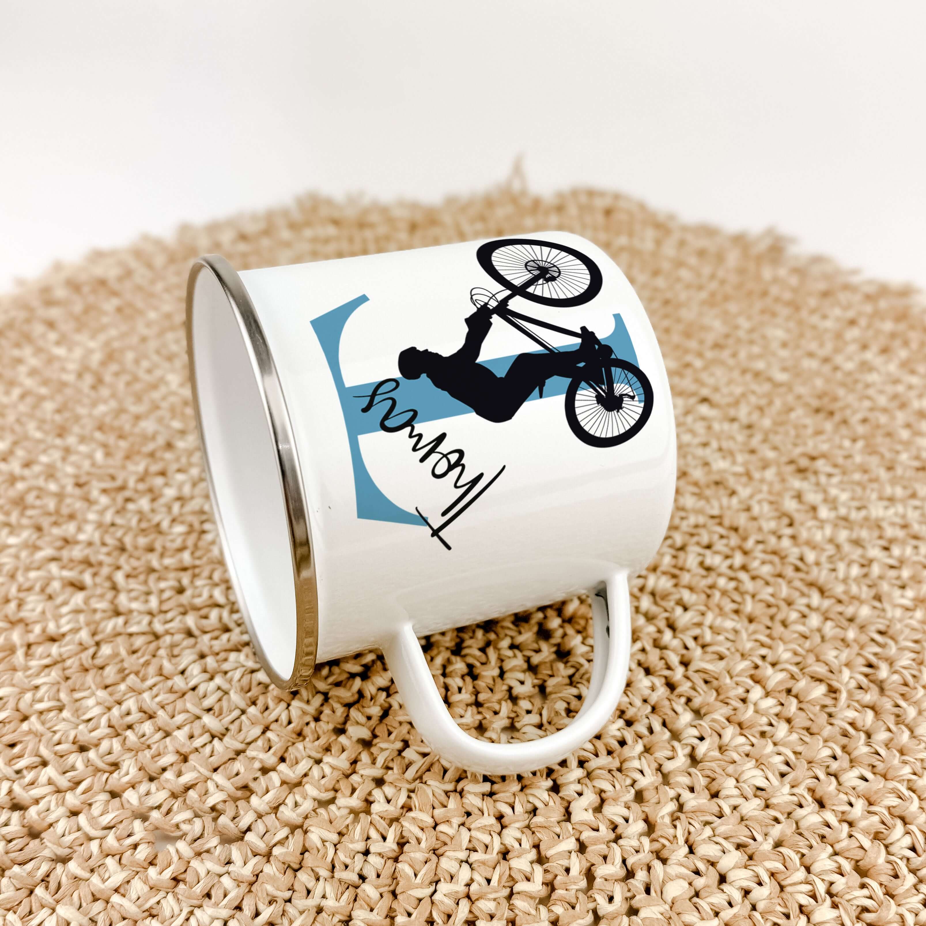 Emaille Tasse mit Namen Fahrrad-famprints-Emaille Tasse-Entdecke die Emaille Tasse mit Namen Fahrrad – dein perfekter Begleiter für jeden Tag! Mit einem Fassungsvermögen von 300 ml und einem Gewicht von nur 134 g ist sie leicht und handlich, ideal für unt