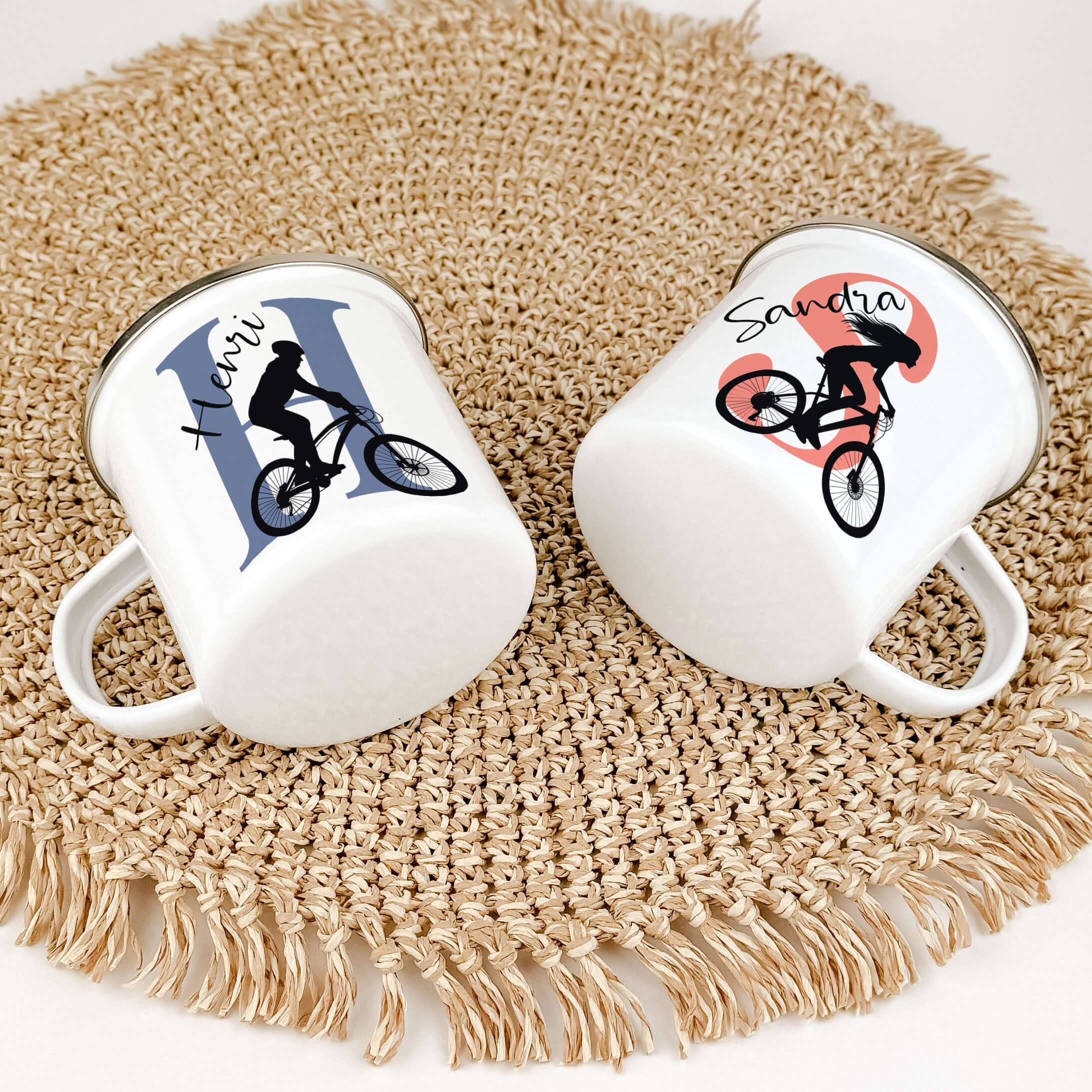 Emaille Tasse mit Namen Fahrrad-famprints-Emaille Tasse-Entdecke die Emaille Tasse mit Namen Fahrrad – dein perfekter Begleiter für jeden Tag! Mit einem Fassungsvermögen von 300 ml und einem Gewicht von nur 134 g ist sie leicht und handlich, ideal für unt