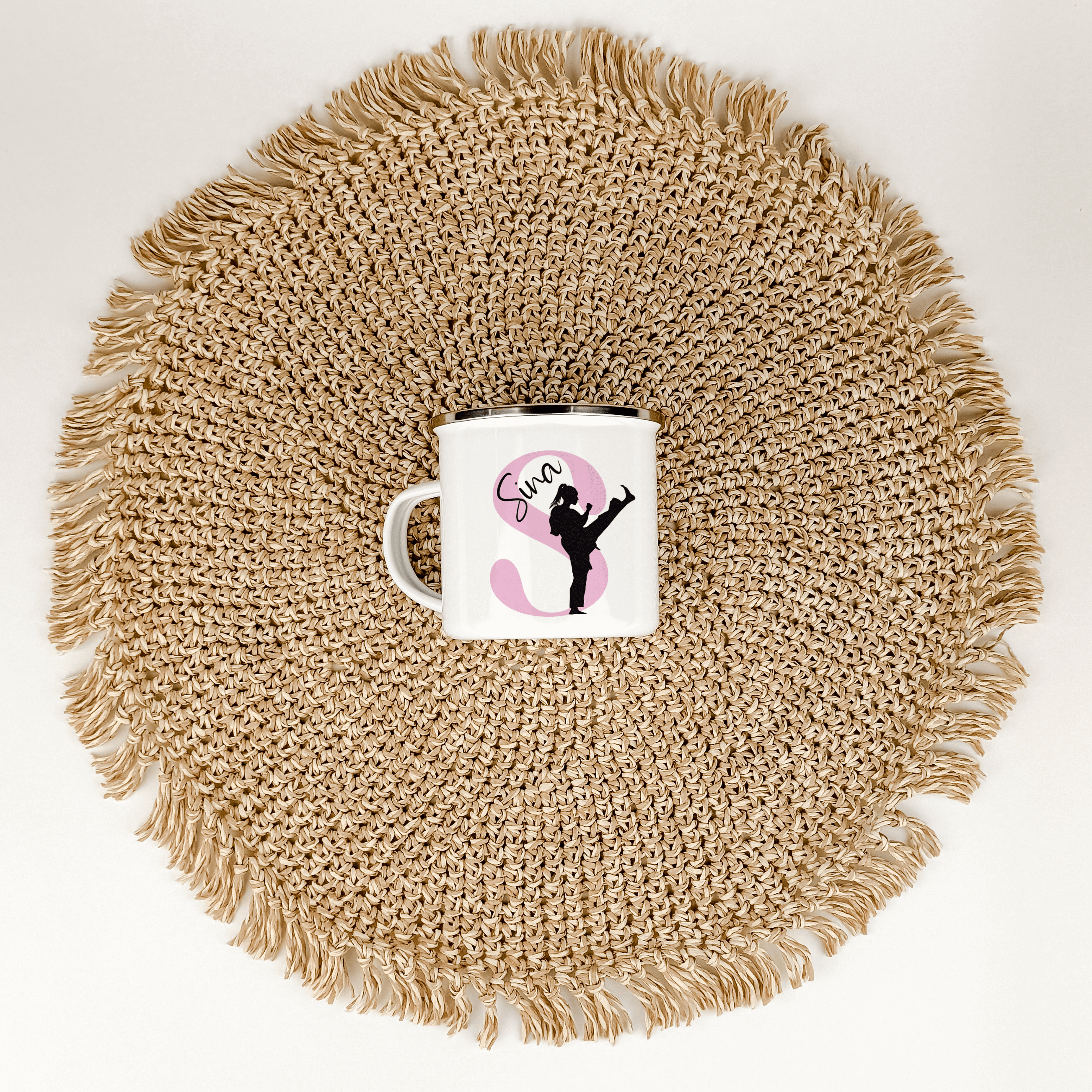 Emaille Tasse mit Namen Judo-famprints-Emaille Tasse-Entdecke die Emaille Tasse mit Namen Judo – der perfekte Begleiter für kleine Judoka! Mit dieser personalisierten Tasse kannst du nicht nur den Namen deines Kindes stolz zur Schau stellen, sondern auch