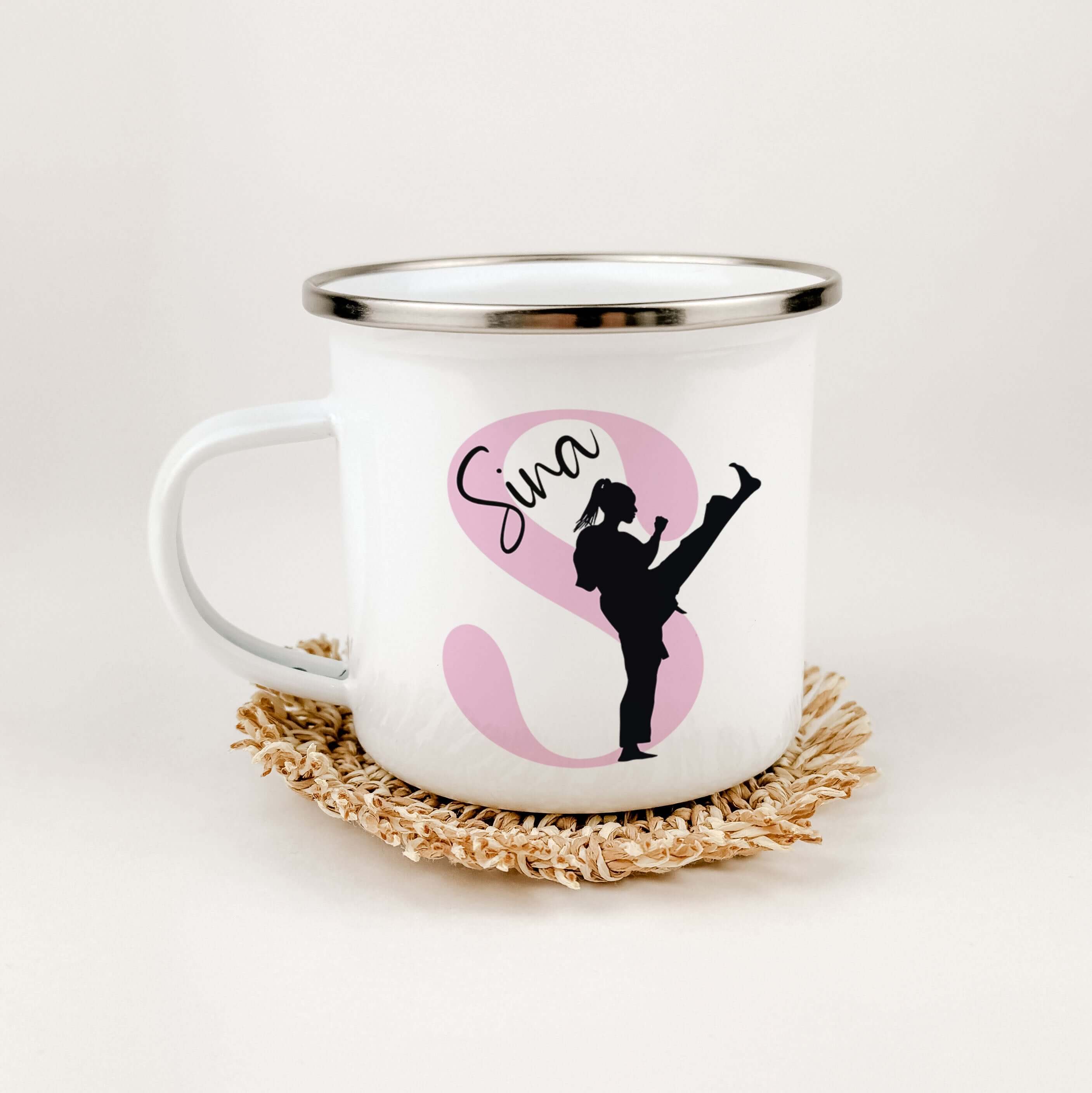 Emaille Tasse mit Namen Judo-famprints-Emaille Tasse-Entdecke die Emaille Tasse mit Namen Judo – der perfekte Begleiter für kleine Judoka! Mit dieser personalisierten Tasse kannst du nicht nur den Namen deines Kindes stolz zur Schau stellen, sondern auch