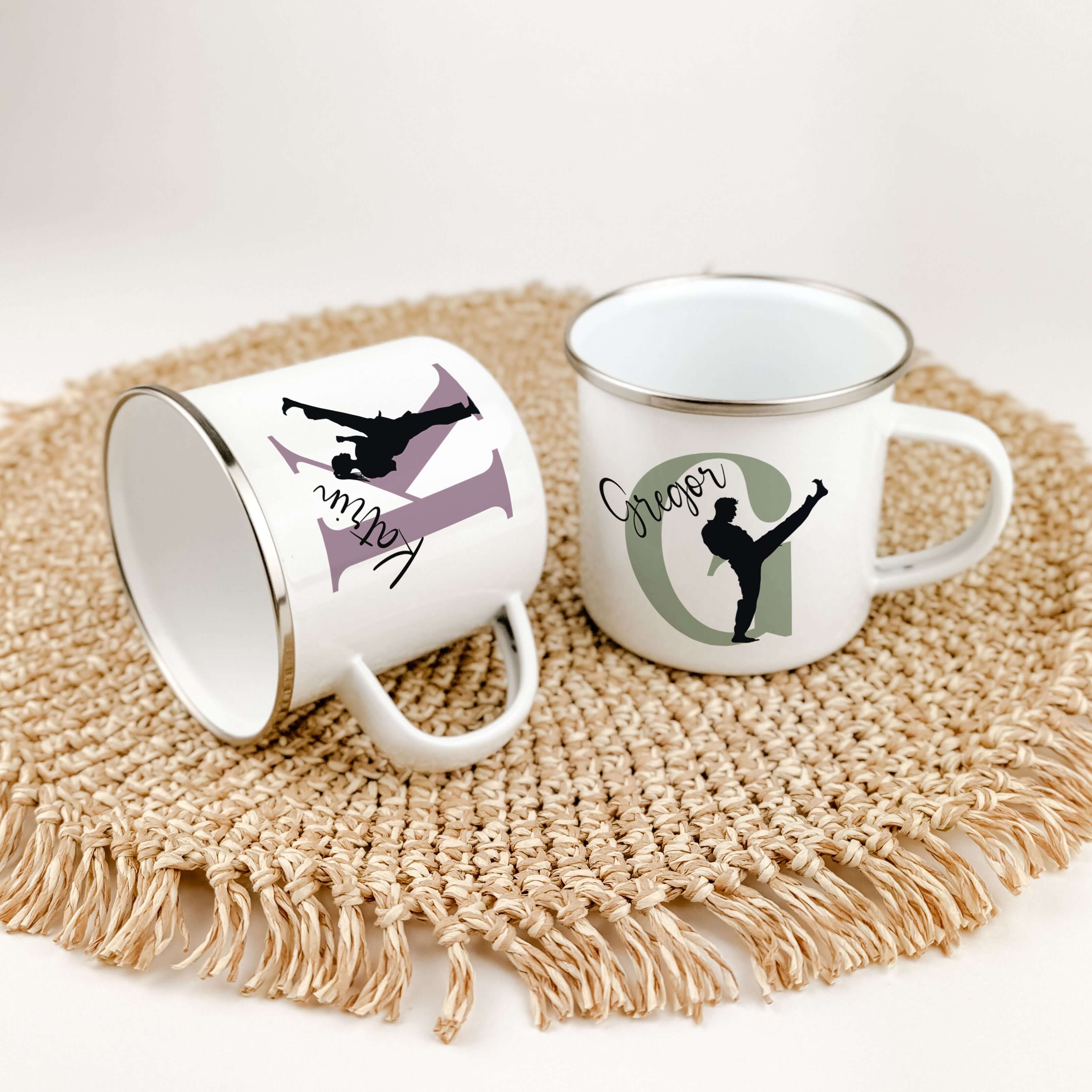 Emaille Tasse mit Namen Judo-famprints-Emaille Tasse-Entdecke die Emaille Tasse mit Namen Judo – der perfekte Begleiter für kleine Judoka! Mit dieser personalisierten Tasse kannst du nicht nur den Namen deines Kindes stolz zur Schau stellen, sondern auch