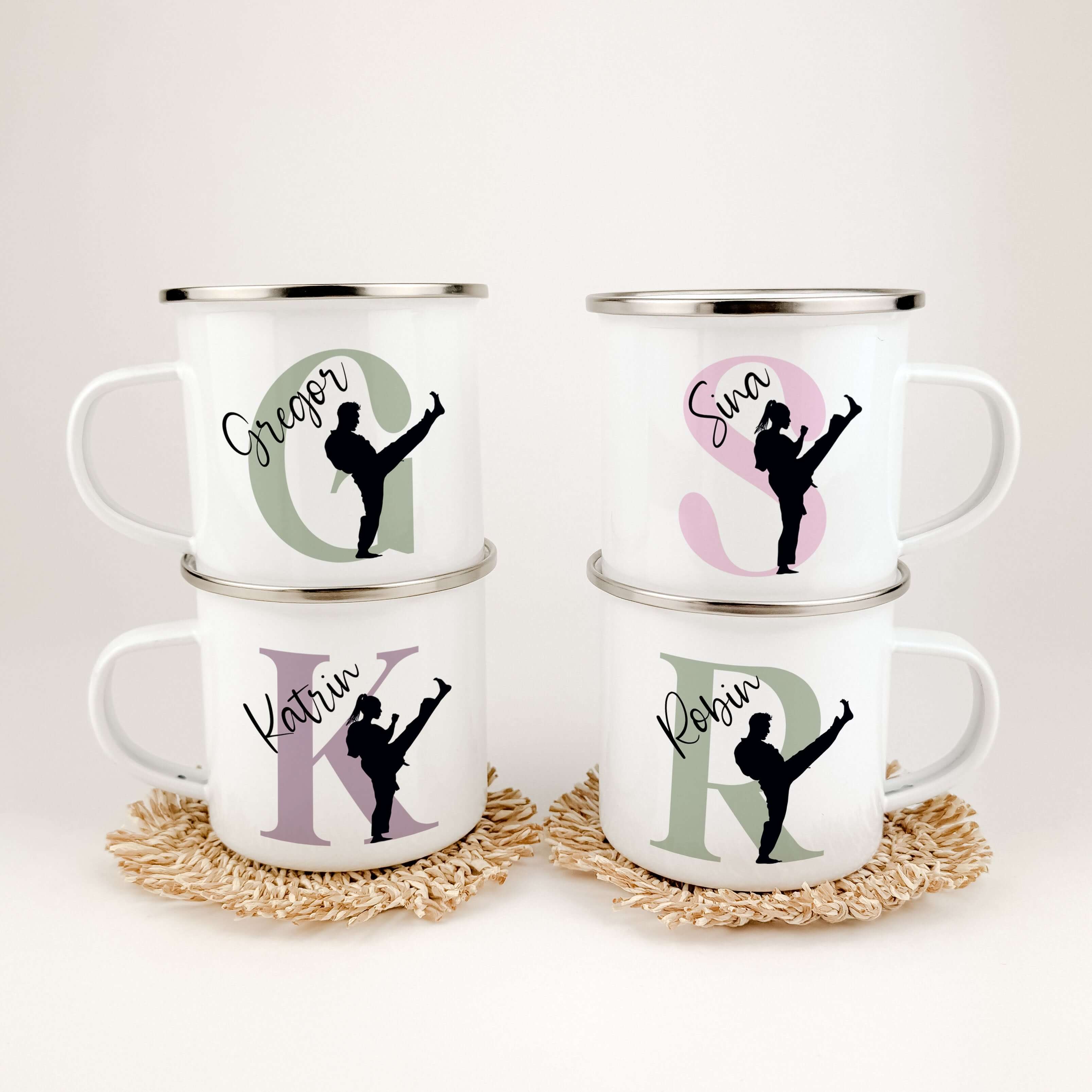 Emaille Tasse mit Namen Judo-famprints-Emaille Tasse-Entdecke die Emaille Tasse mit Namen Judo – der perfekte Begleiter für kleine Judoka! Mit dieser personalisierten Tasse kannst du nicht nur den Namen deines Kindes stolz zur Schau stellen, sondern auch