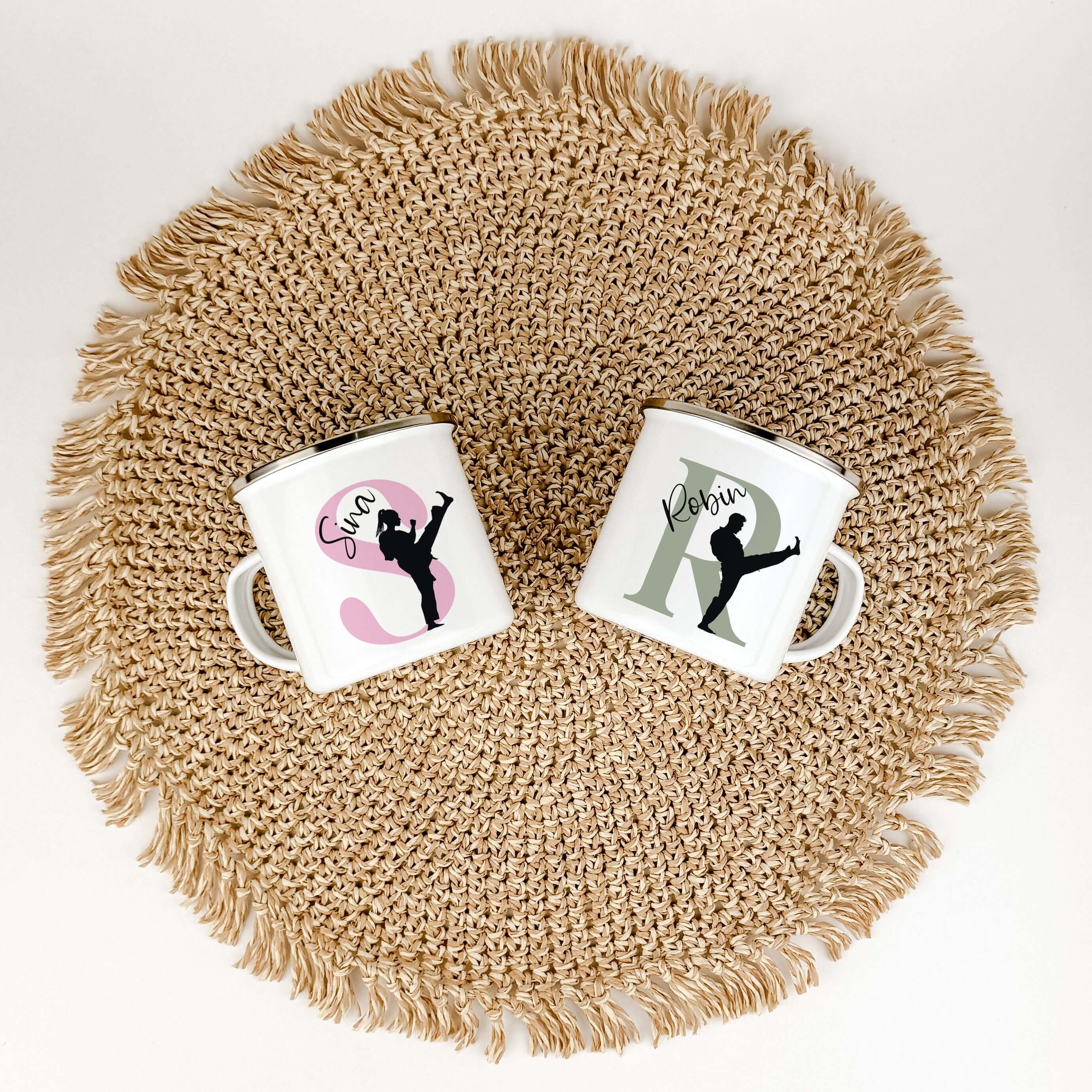 Emaille Tasse mit Namen Judo-famprints-Emaille Tasse-Entdecke die Emaille Tasse mit Namen Judo – der perfekte Begleiter für kleine Judoka! Mit dieser personalisierten Tasse kannst du nicht nur den Namen deines Kindes stolz zur Schau stellen, sondern auch