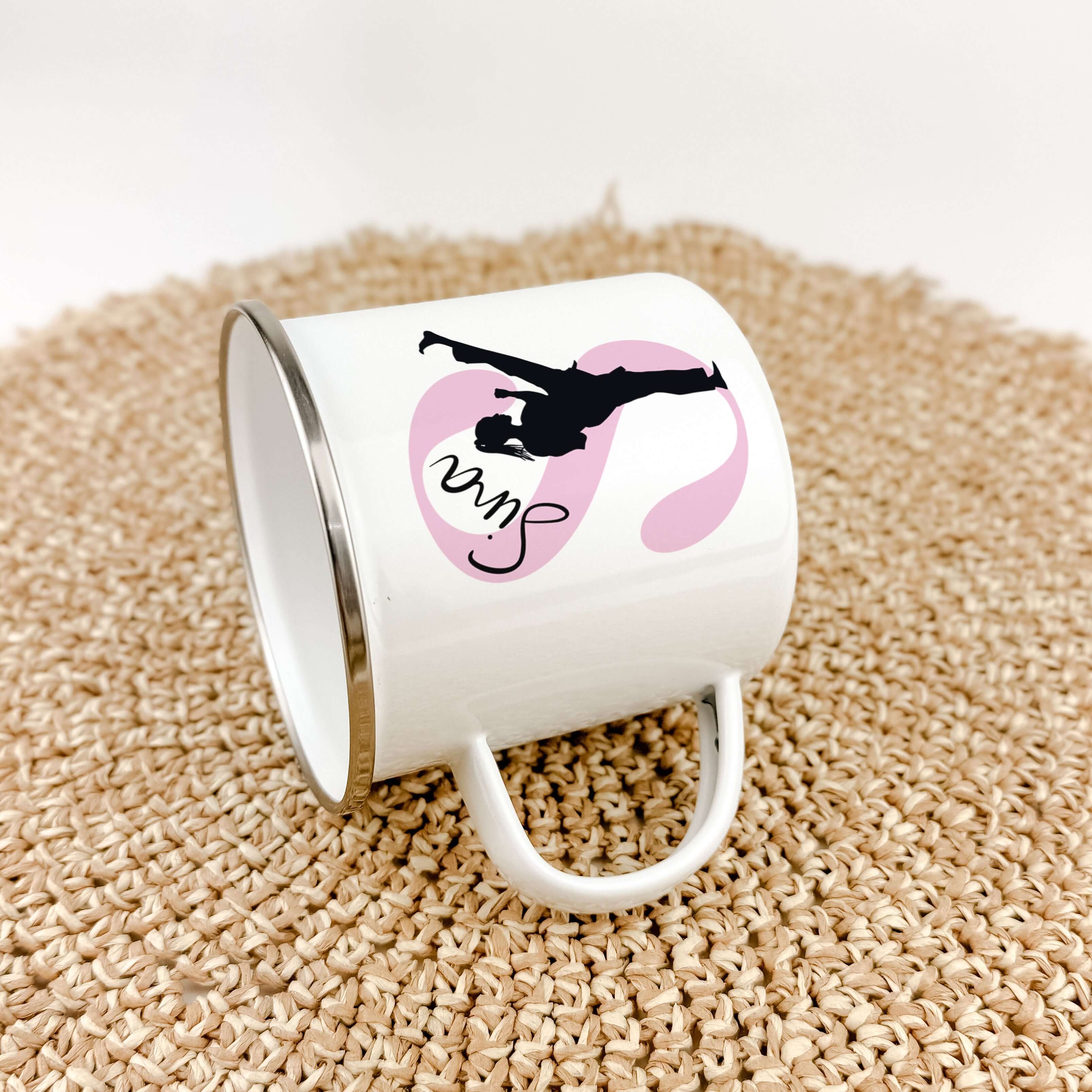 Emaille Tasse mit Namen Judo-famprints-Emaille Tasse-Entdecke die Emaille Tasse mit Namen Judo – der perfekte Begleiter für kleine Judoka! Mit dieser personalisierten Tasse kannst du nicht nur den Namen deines Kindes stolz zur Schau stellen, sondern auch