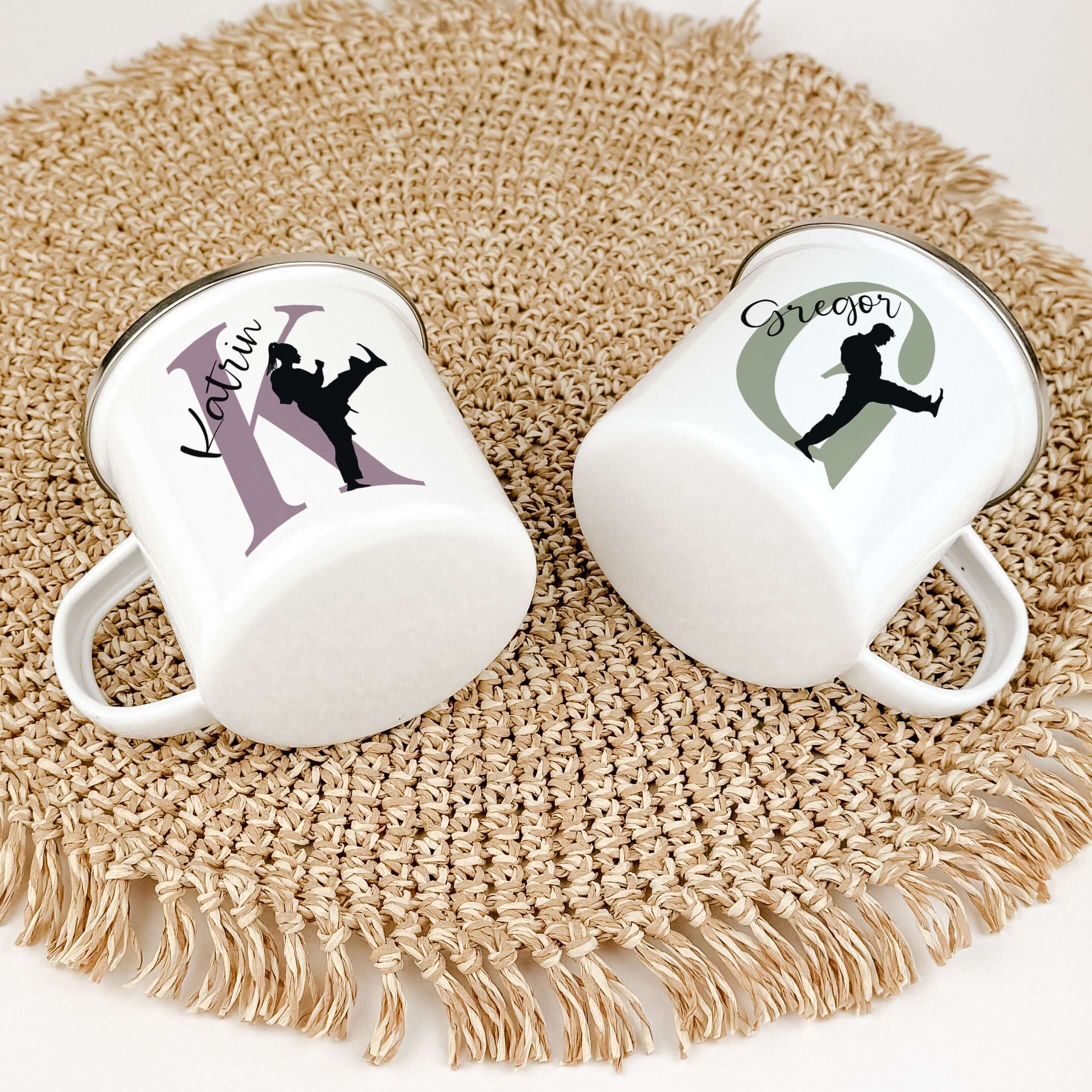 Emaille Tasse mit Namen Judo-famprints-Emaille Tasse-Entdecke die Emaille Tasse mit Namen Judo – der perfekte Begleiter für kleine Judoka! Mit dieser personalisierten Tasse kannst du nicht nur den Namen deines Kindes stolz zur Schau stellen, sondern auch