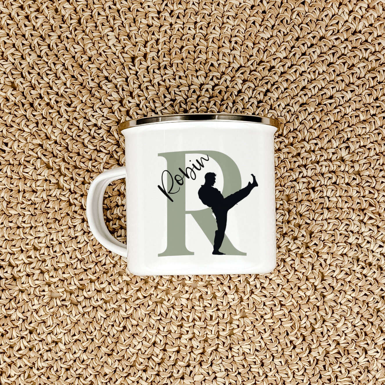 Emaille Tasse mit Namen Judo-famprints-Emaille Tasse-Entdecke die Emaille Tasse mit Namen Judo – der perfekte Begleiter für kleine Judoka! Mit dieser personalisierten Tasse kannst du nicht nur den Namen deines Kindes stolz zur Schau stellen, sondern auch