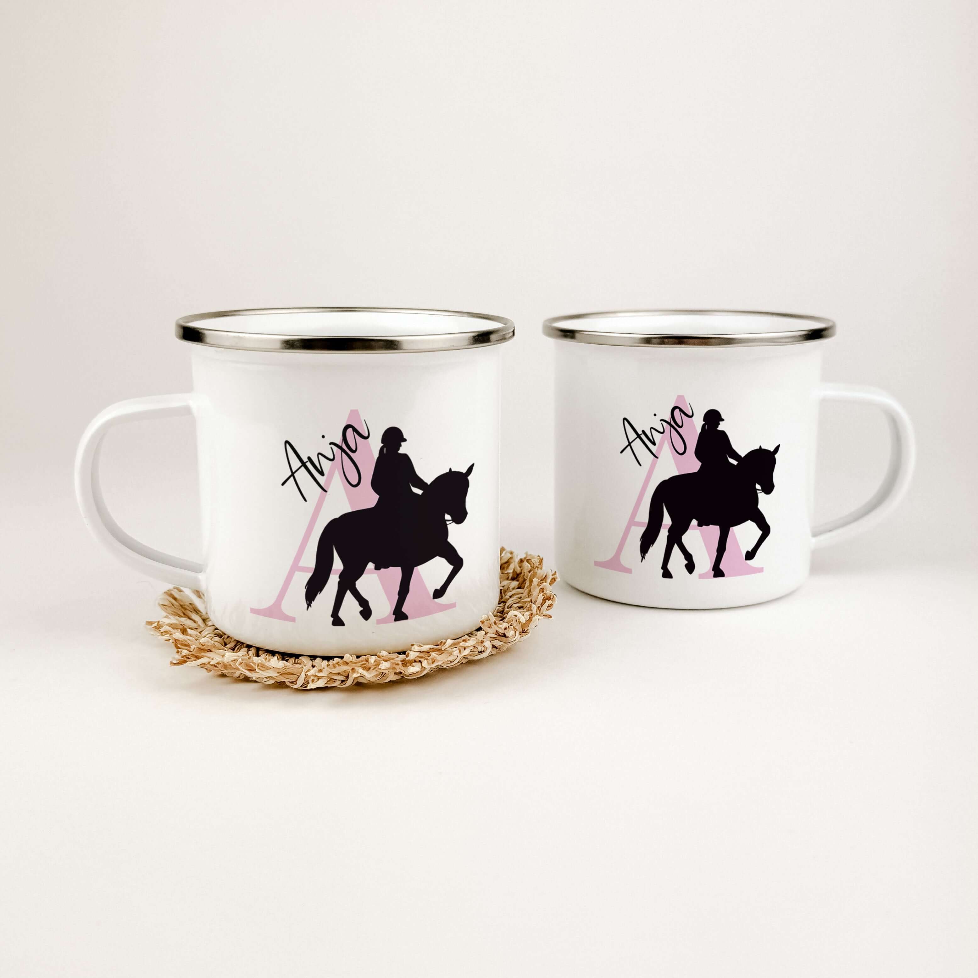 Emaille Tasse mit Namen Reiten-famprints-Emaille Tasse-Entdecke die perfekte Emaille Tasse für alle kleinen Reitfans! Mit dieser personalisierten Tasse, die den Namen und die Initialen deines Kindes trägt, wird jeder Schluck zu einem besonderen Erlebnis.