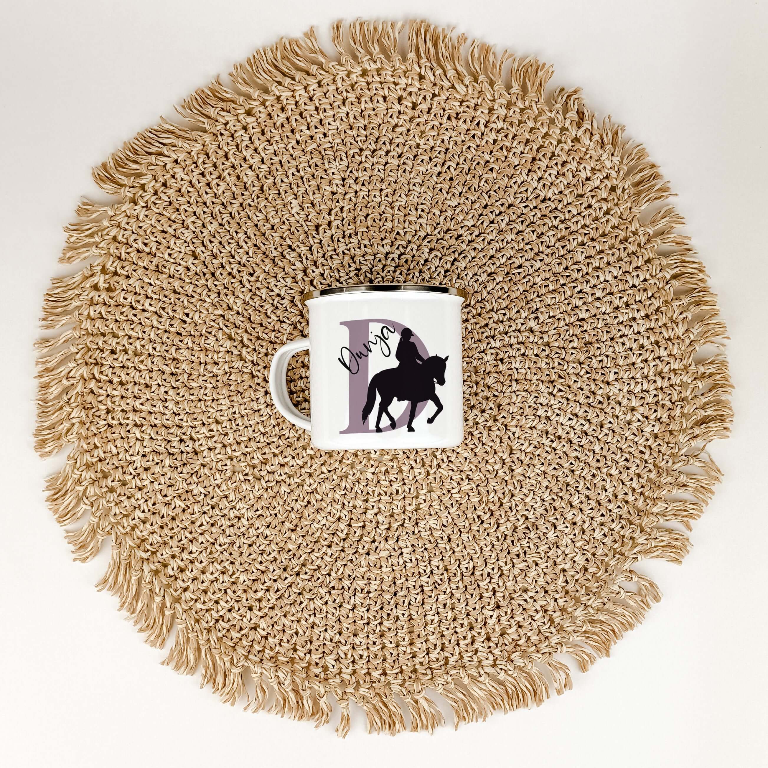Emaille Tasse mit Namen Reiten-famprints-Emaille Tasse-Entdecke die perfekte Emaille Tasse für alle kleinen Reitfans! Mit dieser personalisierten Tasse, die den Namen und die Initialen deines Kindes trägt, wird jeder Schluck zu einem besonderen Erlebnis.