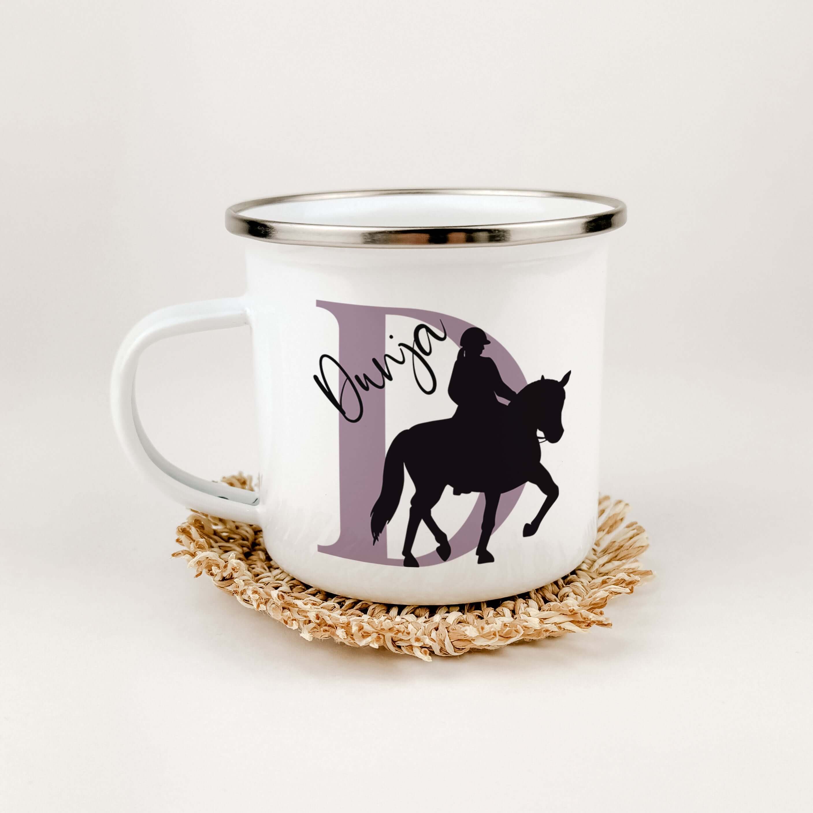 Emaille Tasse mit Namen Reiten-famprints-Emaille Tasse-Entdecke die perfekte Emaille Tasse für alle kleinen Reitfans! Mit dieser personalisierten Tasse, die den Namen und die Initialen deines Kindes trägt, wird jeder Schluck zu einem besonderen Erlebnis.