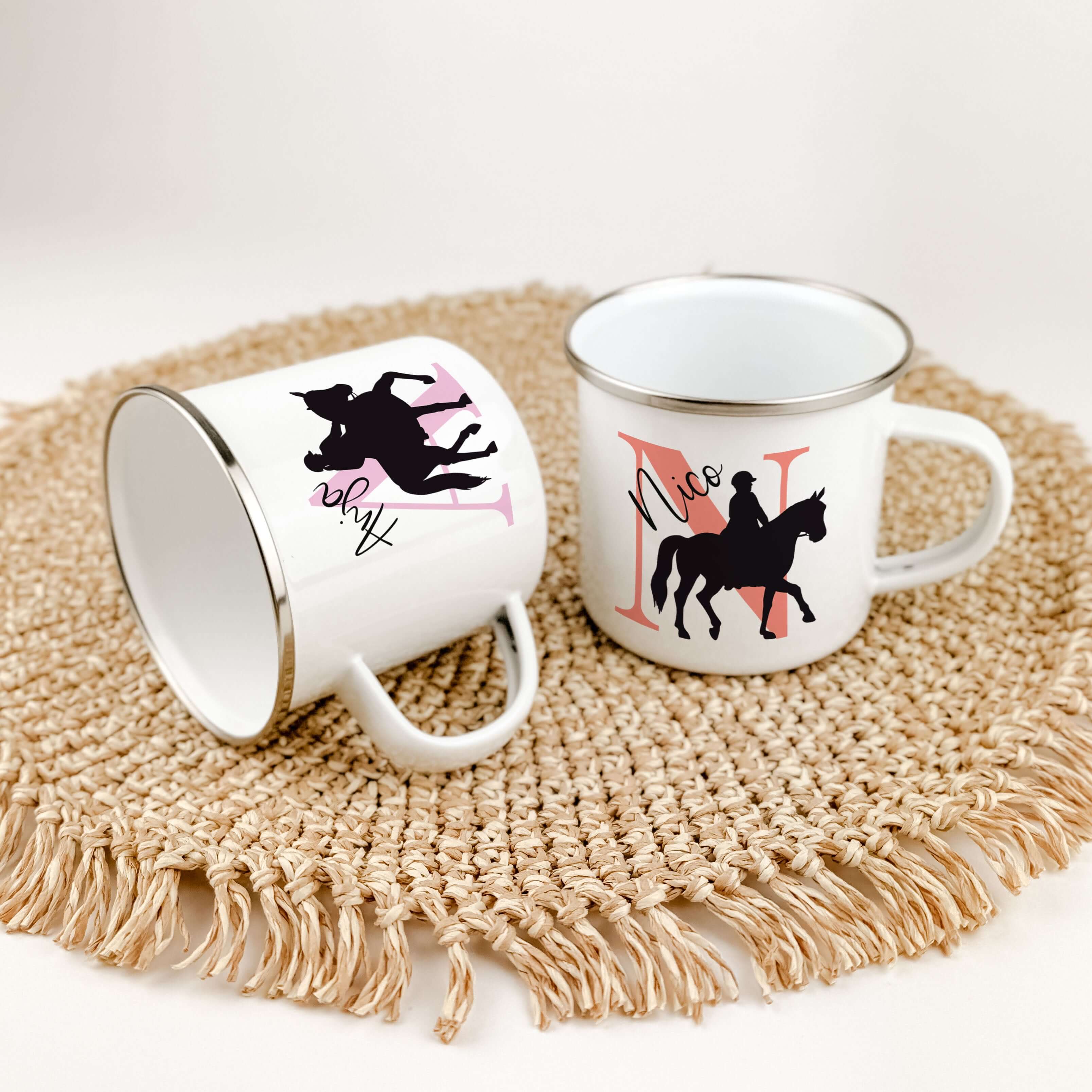 Emaille Tasse mit Namen Reiten-famprints-Emaille Tasse-Entdecke die perfekte Emaille Tasse für alle kleinen Reitfans! Mit dieser personalisierten Tasse, die den Namen und die Initialen deines Kindes trägt, wird jeder Schluck zu einem besonderen Erlebnis.