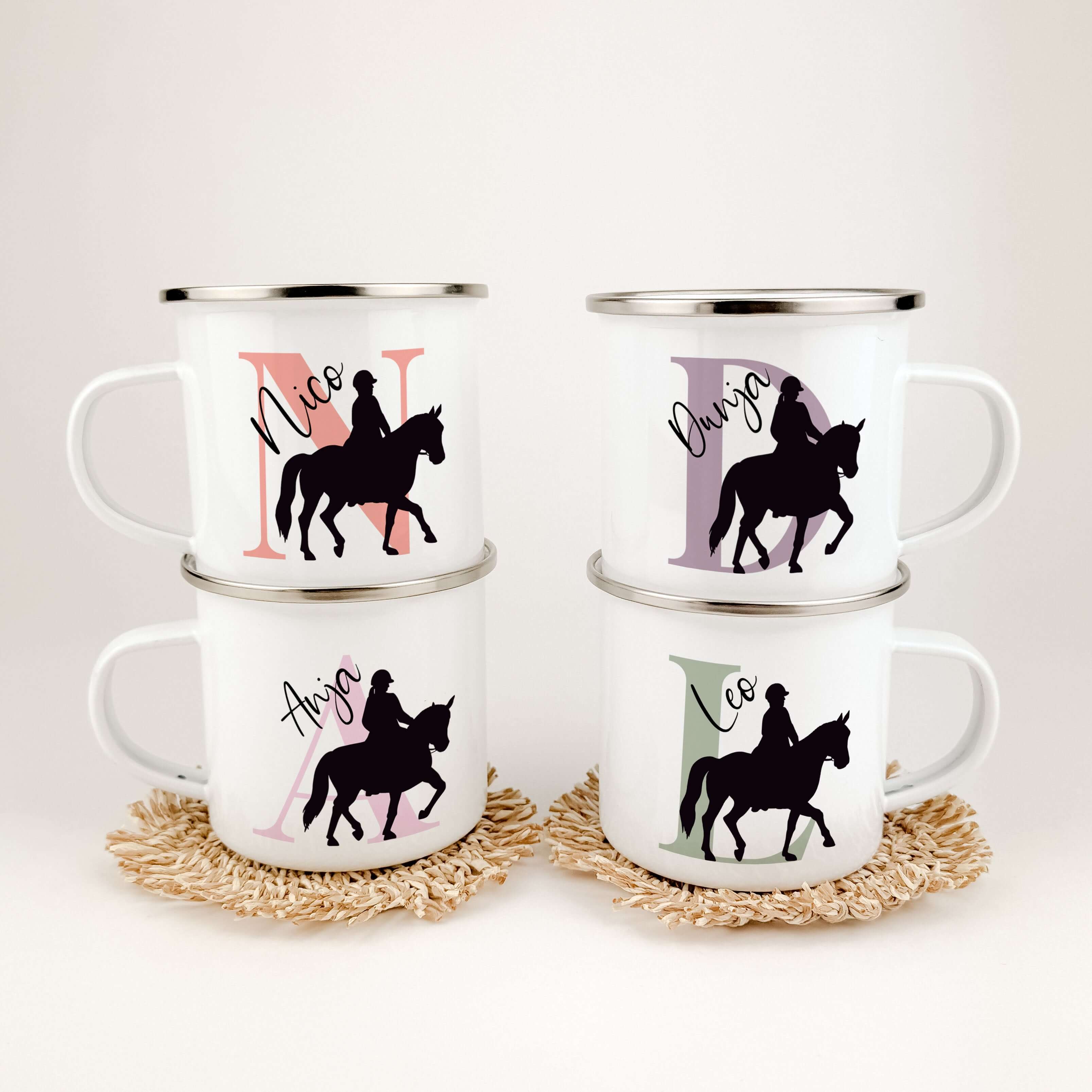 Emaille Tasse mit Namen Reiten-famprints-Emaille Tasse-Entdecke die perfekte Emaille Tasse für alle kleinen Reitfans! Mit dieser personalisierten Tasse, die den Namen und die Initialen deines Kindes trägt, wird jeder Schluck zu einem besonderen Erlebnis.