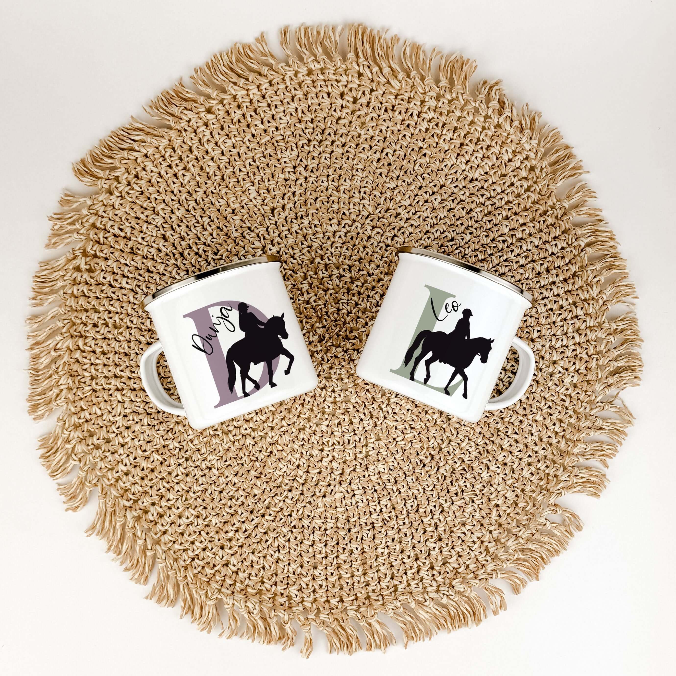 Emaille Tasse mit Namen Reiten-famprints-Emaille Tasse-Entdecke die perfekte Emaille Tasse für alle kleinen Reitfans! Mit dieser personalisierten Tasse, die den Namen und die Initialen deines Kindes trägt, wird jeder Schluck zu einem besonderen Erlebnis.