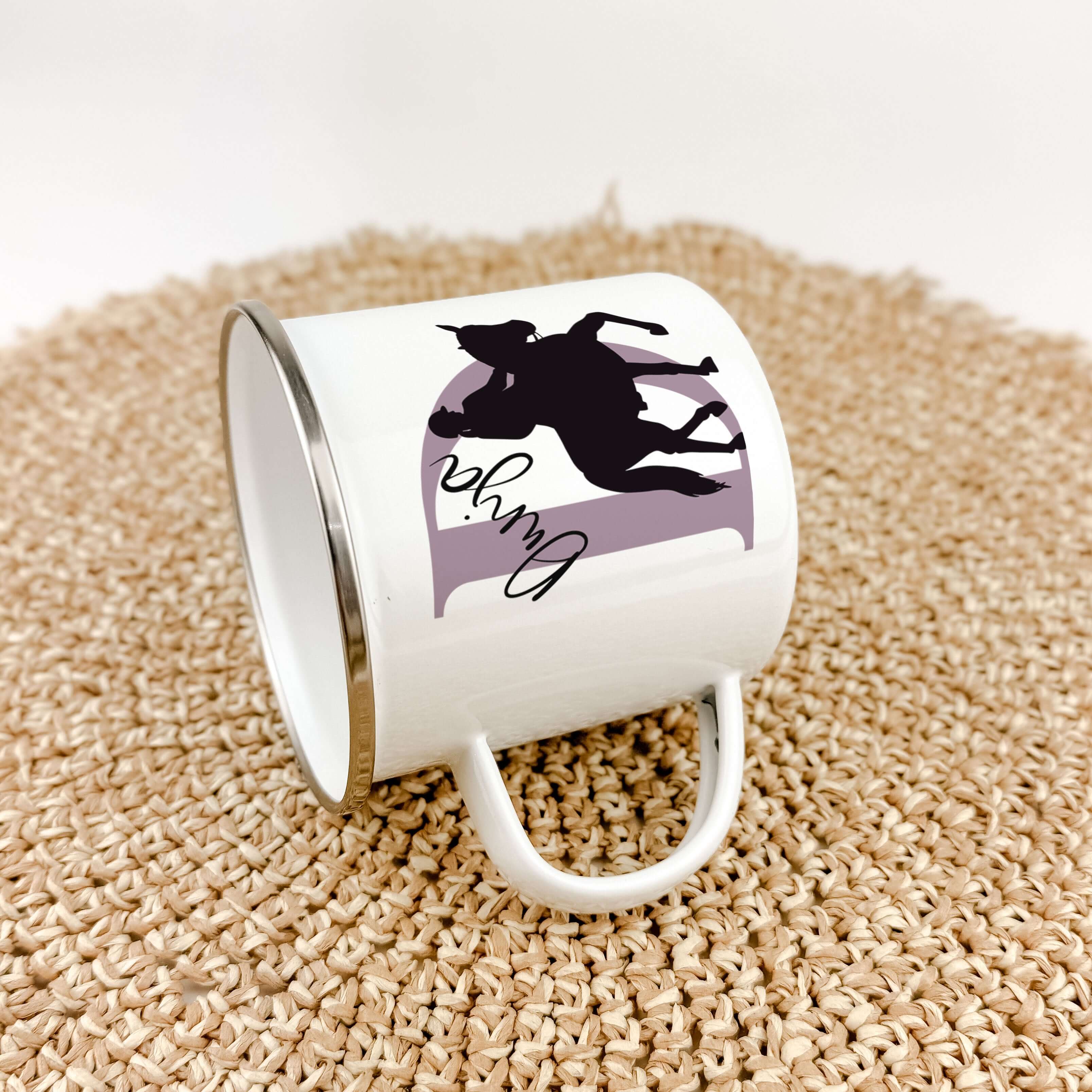 Emaille Tasse mit Namen Reiten-famprints-Emaille Tasse-Entdecke die perfekte Emaille Tasse für alle kleinen Reitfans! Mit dieser personalisierten Tasse, die den Namen und die Initialen deines Kindes trägt, wird jeder Schluck zu einem besonderen Erlebnis.