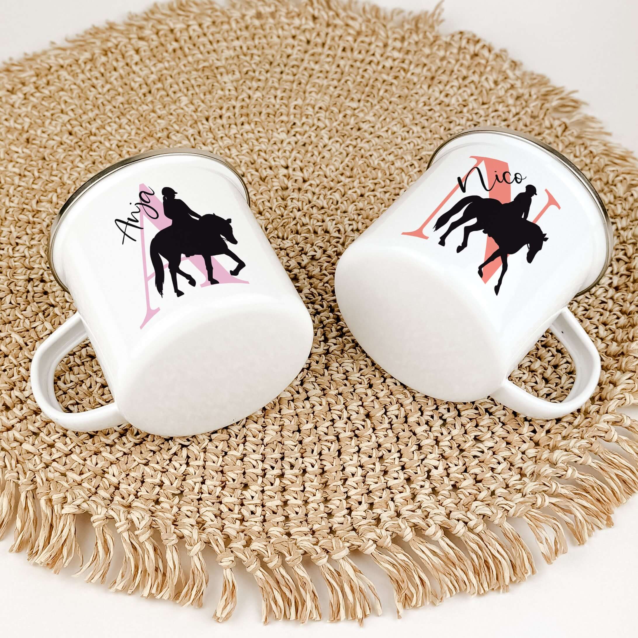 Emaille Tasse mit Namen Reiten-famprints-Emaille Tasse-Entdecke die perfekte Emaille Tasse für alle kleinen Reitfans! Mit dieser personalisierten Tasse, die den Namen und die Initialen deines Kindes trägt, wird jeder Schluck zu einem besonderen Erlebnis.