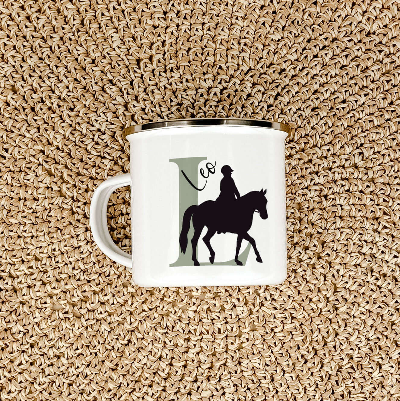 Emaille Tasse mit Namen Reiten-famprints-Emaille Tasse-Entdecke die perfekte Emaille Tasse für alle kleinen Reitfans! Mit dieser personalisierten Tasse, die den Namen und die Initialen deines Kindes trägt, wird jeder Schluck zu einem besonderen Erlebnis.