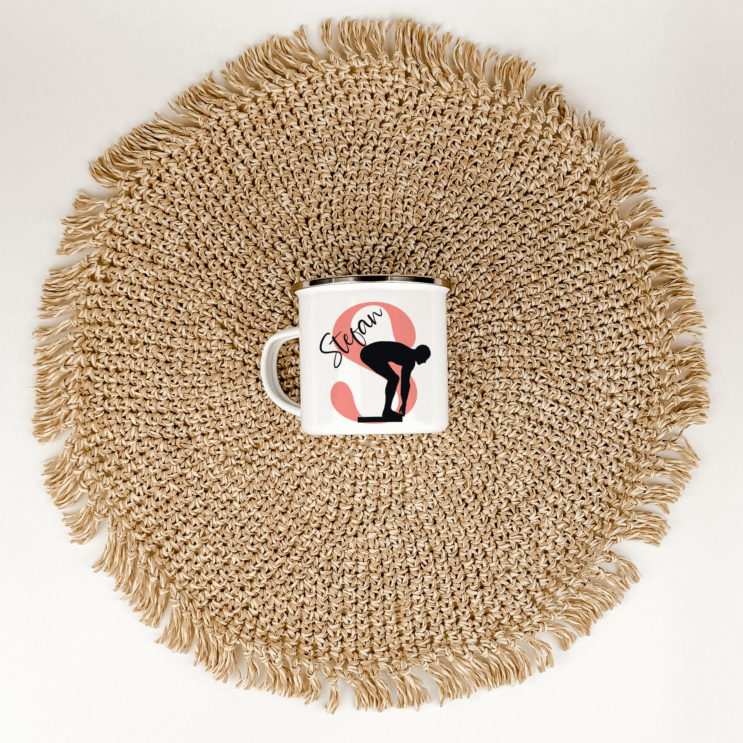 Emaille Tasse mit Namen Schwimmen-famprints-Emaille Tasse-Entdecke die perfekte Emaille Tasse für alle kleinen Schwimmfans! Diese personalisierte Tasse bringt nicht nur Freude, sondern auch eine ganz besondere Note in den Alltag. Stelle dir vor, wie dein