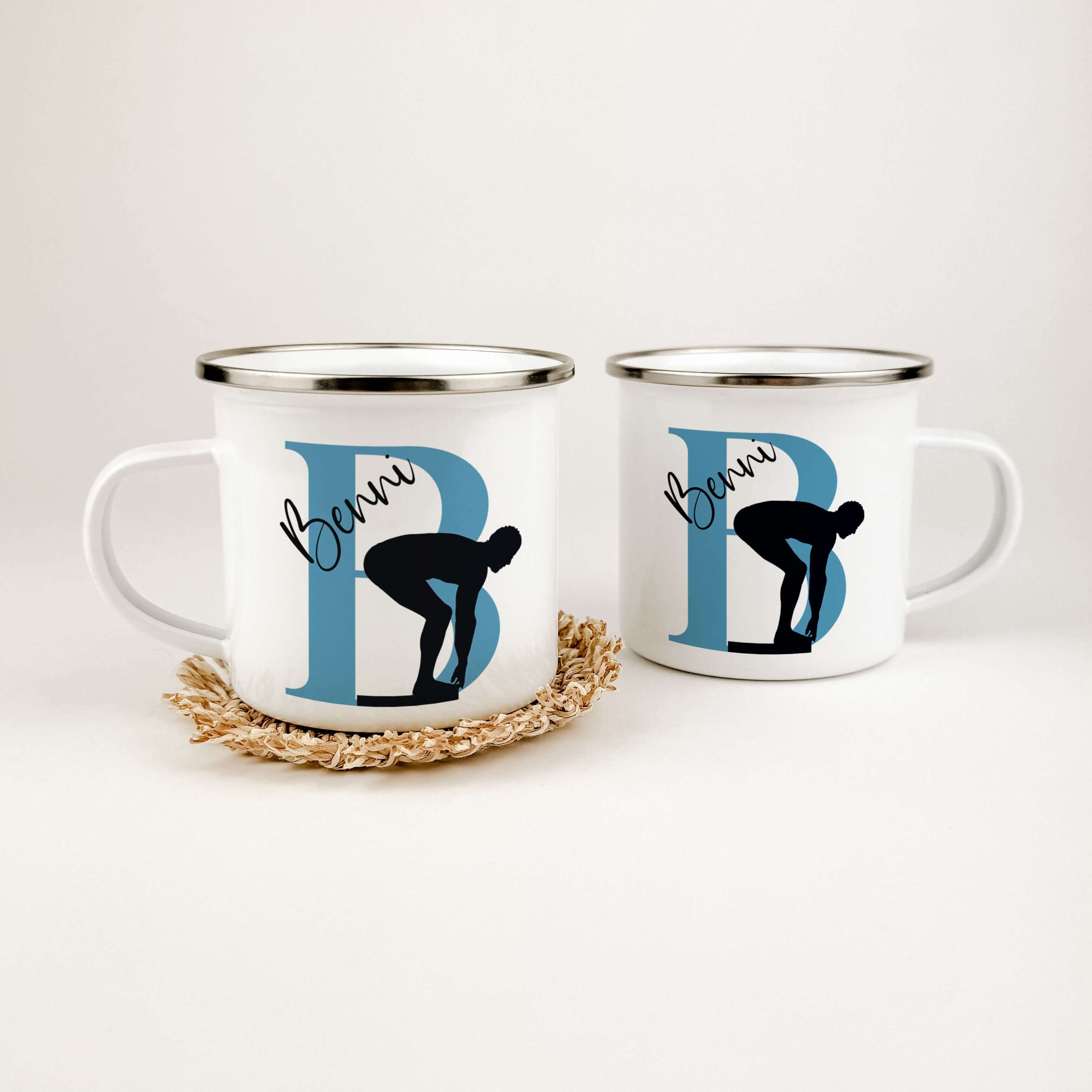 Emaille Tasse mit Namen Schwimmen-famprints-Emaille Tasse-Entdecke die perfekte Emaille Tasse für alle kleinen Schwimmfans! Diese personalisierte Tasse bringt nicht nur Freude, sondern auch eine ganz besondere Note in den Alltag. Stelle dir vor, wie dein