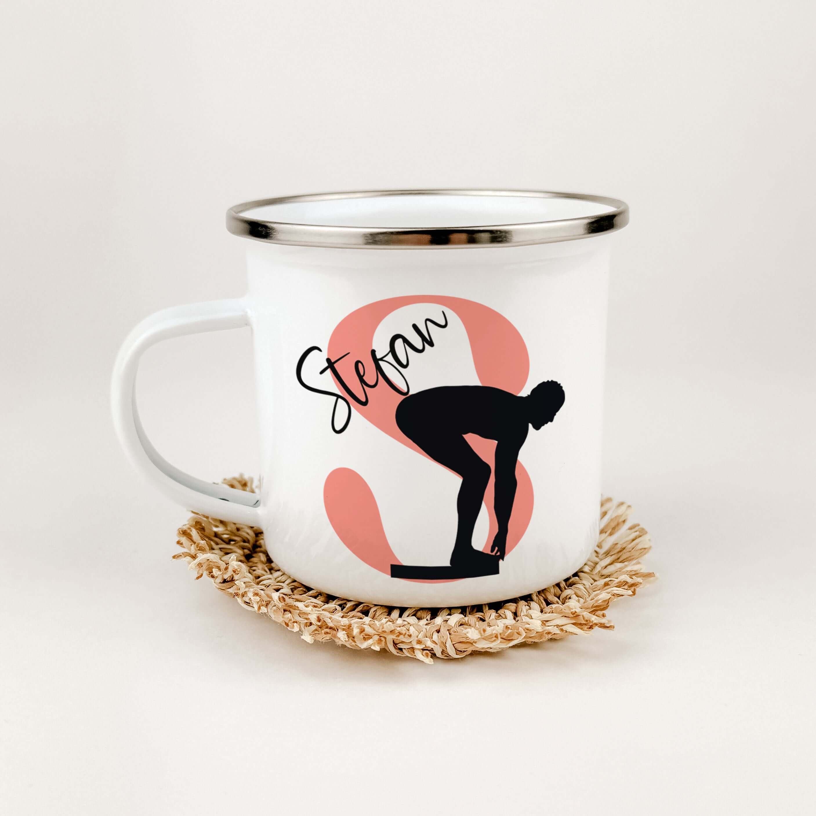Emaille Tasse mit Namen Schwimmen-famprints-Emaille Tasse-Entdecke die perfekte Emaille Tasse für alle kleinen Schwimmfans! Diese personalisierte Tasse bringt nicht nur Freude, sondern auch eine ganz besondere Note in den Alltag. Stelle dir vor, wie dein