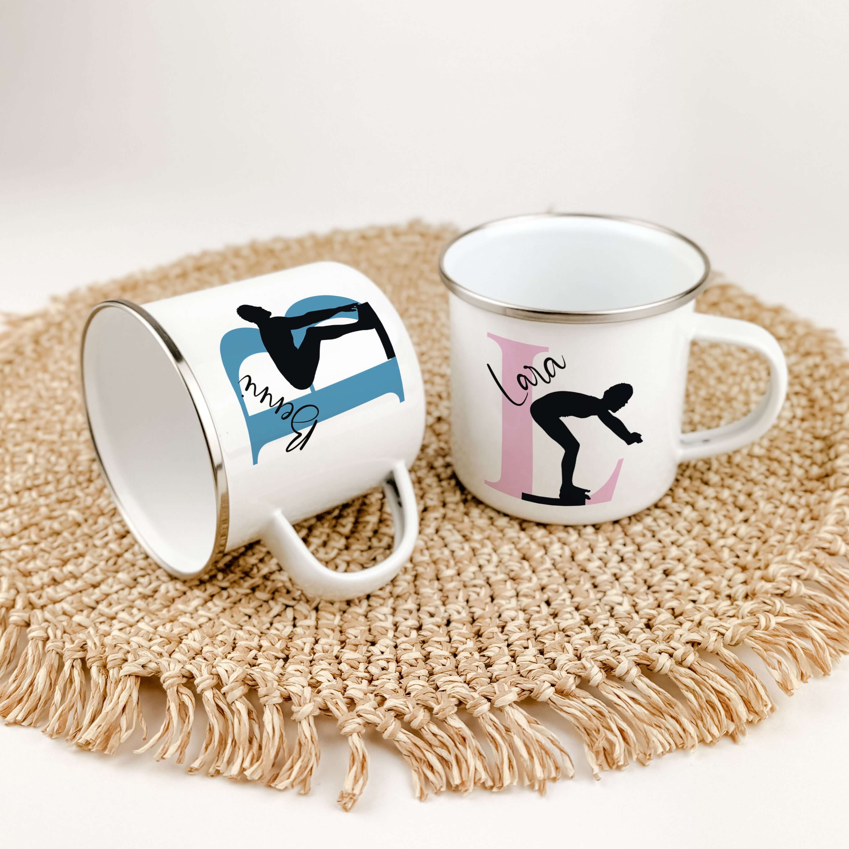 Emaille Tasse mit Namen Schwimmen-famprints-Emaille Tasse-Entdecke die perfekte Emaille Tasse für alle kleinen Schwimmfans! Diese personalisierte Tasse bringt nicht nur Freude, sondern auch eine ganz besondere Note in den Alltag. Stelle dir vor, wie dein