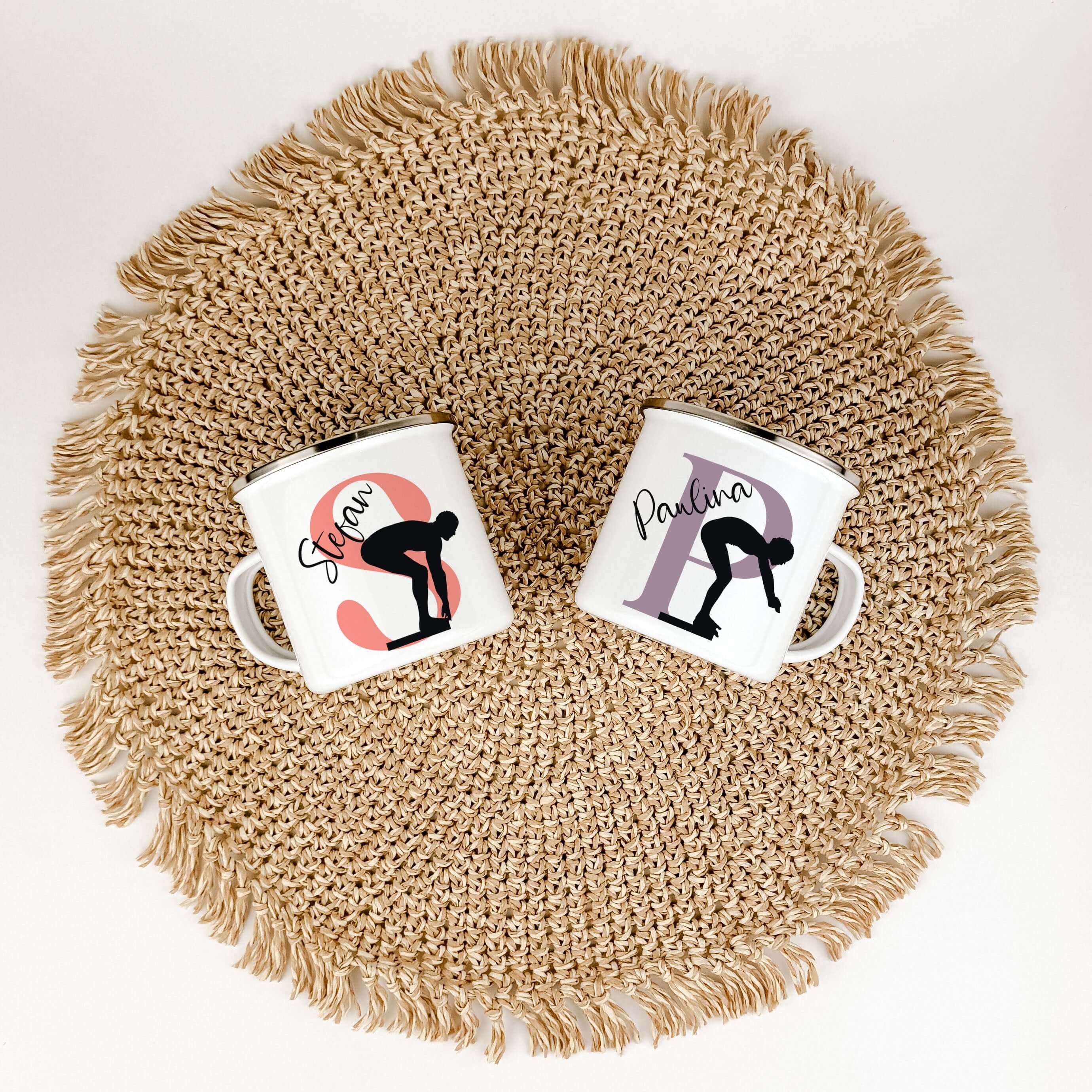 Emaille Tasse mit Namen Schwimmen-famprints-Emaille Tasse-Entdecke die perfekte Emaille Tasse für alle kleinen Schwimmfans! Diese personalisierte Tasse bringt nicht nur Freude, sondern auch eine ganz besondere Note in den Alltag. Stelle dir vor, wie dein